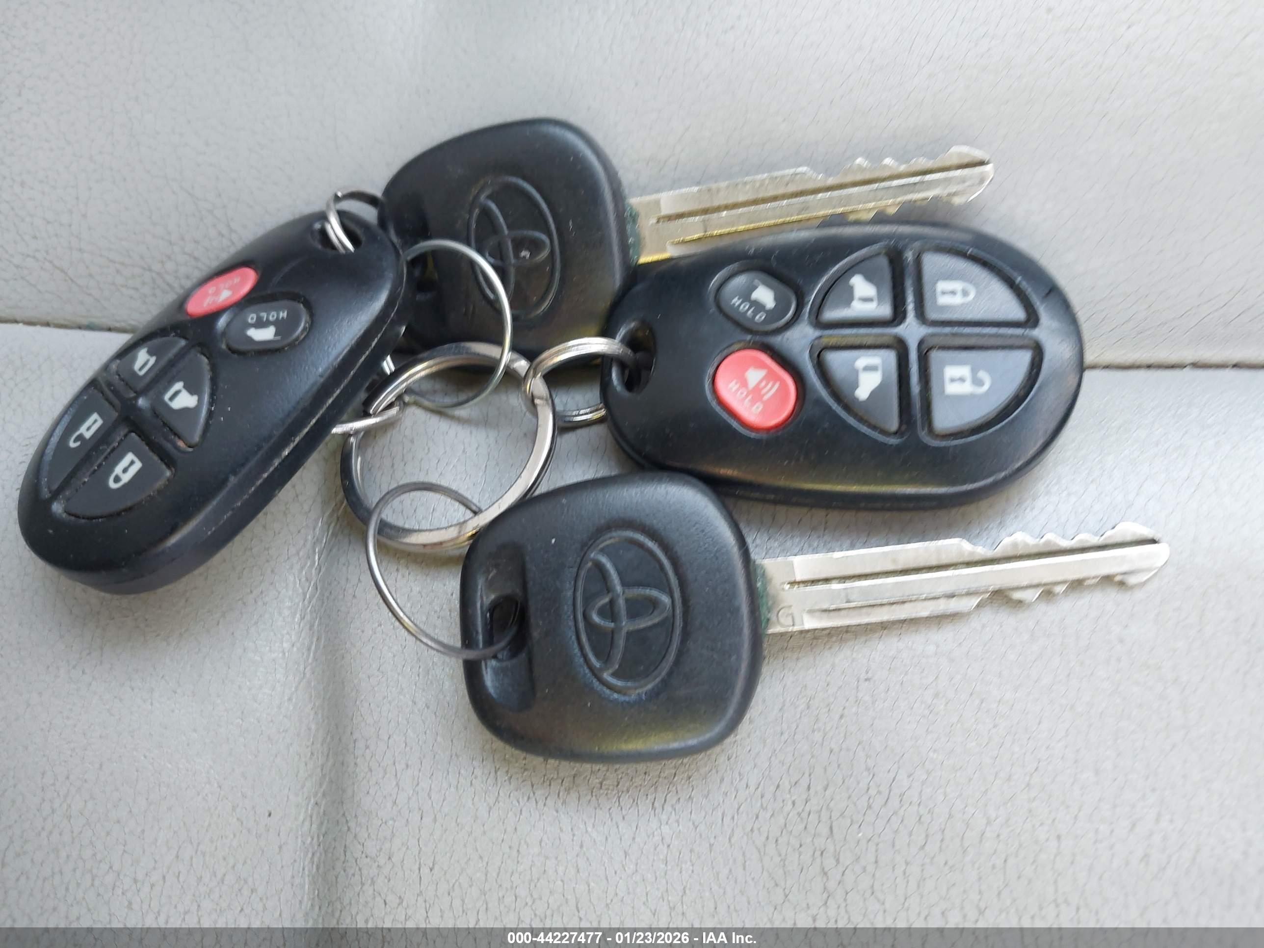 TOYOTA SIENNA image 11