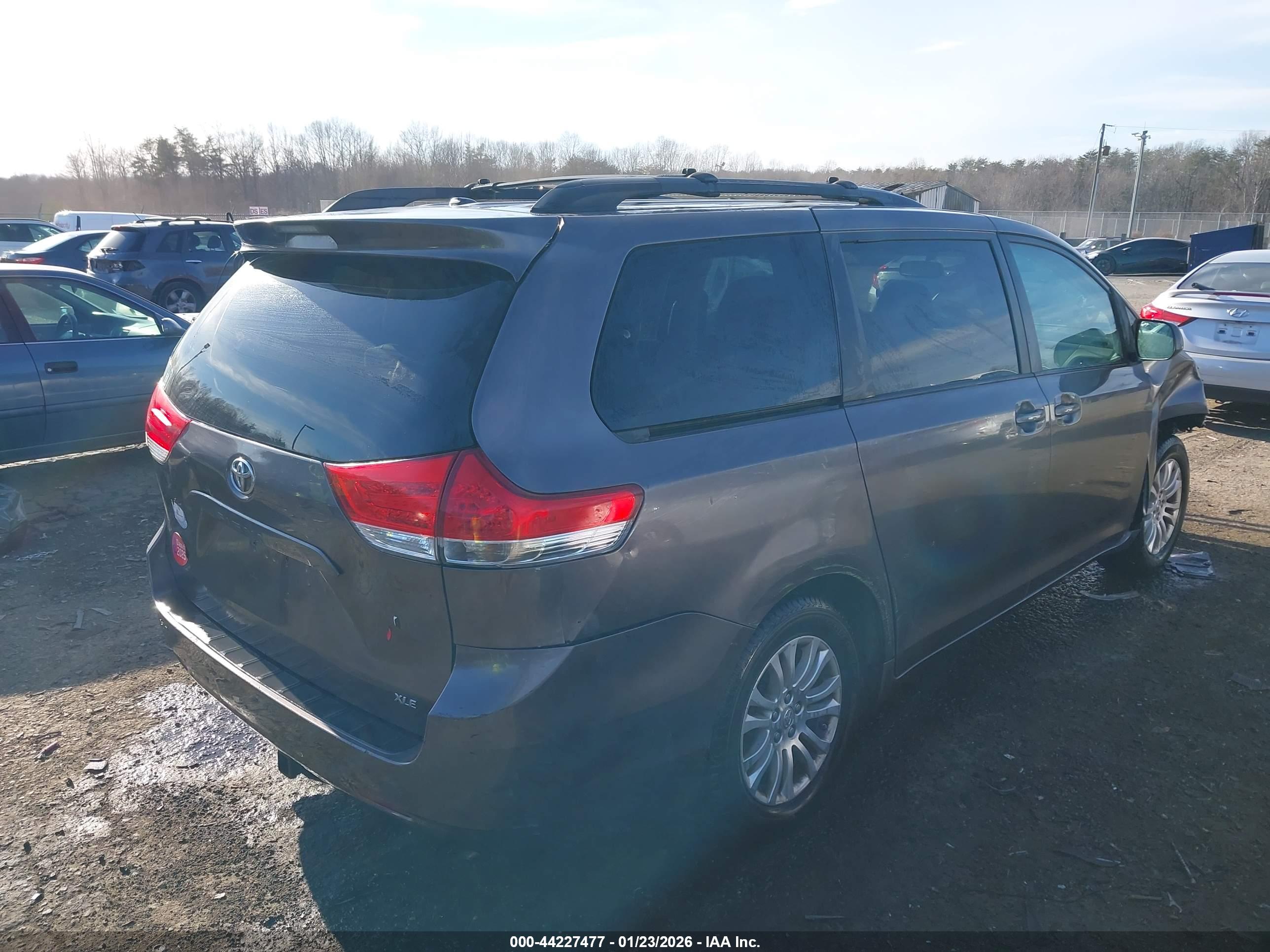 TOYOTA SIENNA image 4