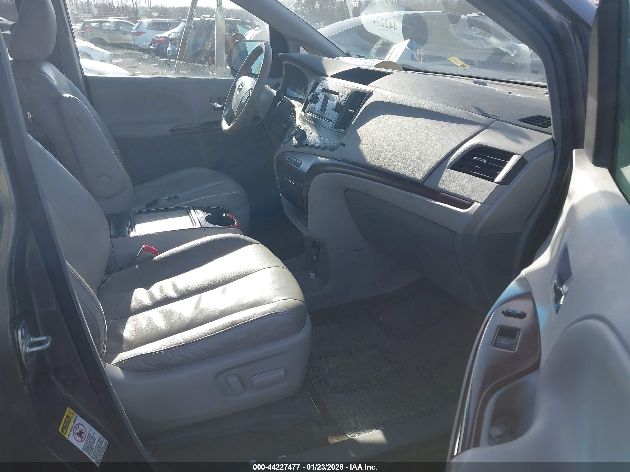TOYOTA SIENNA image 5