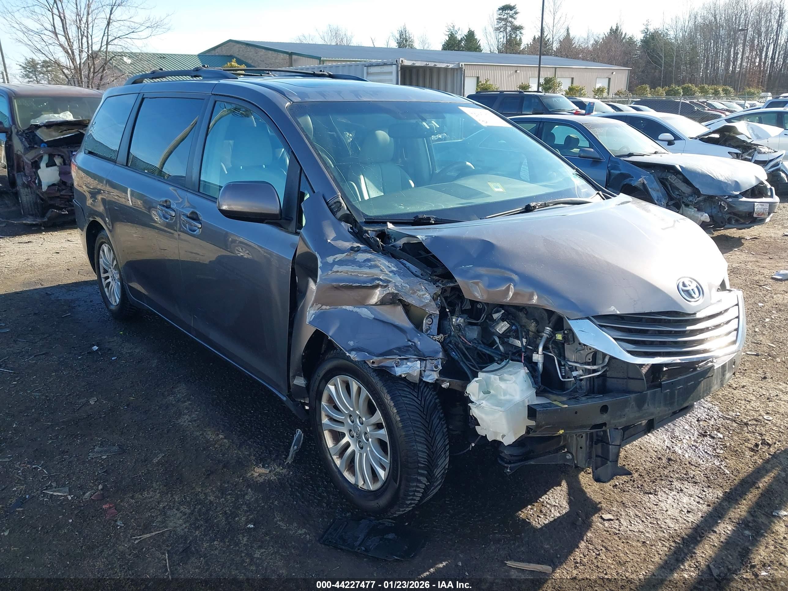 TOYOTA SIENNA image 6