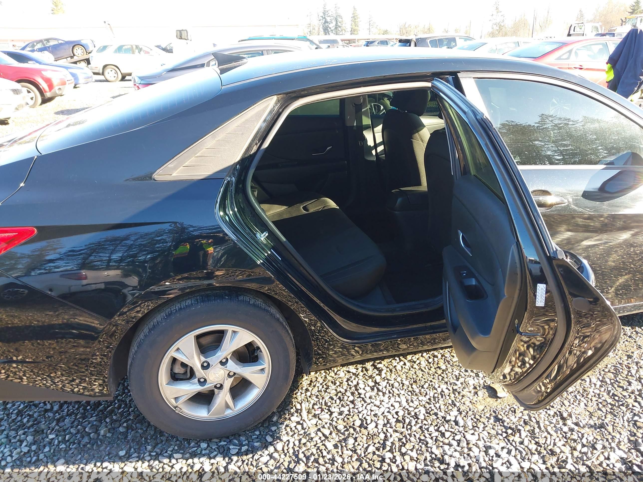 HYUNDAI ELANTRA image 8