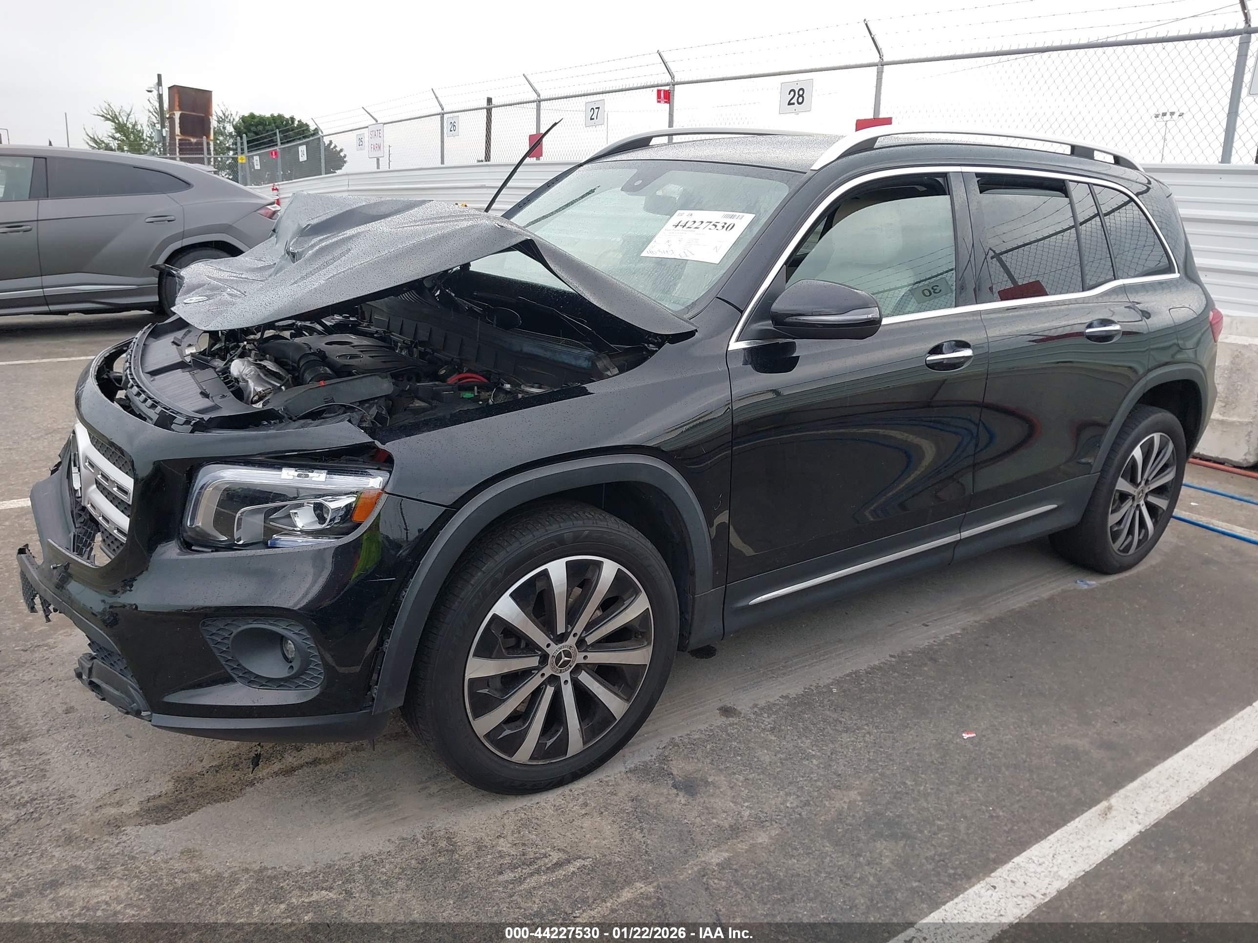MERCEDES-BENZ GLB image 2