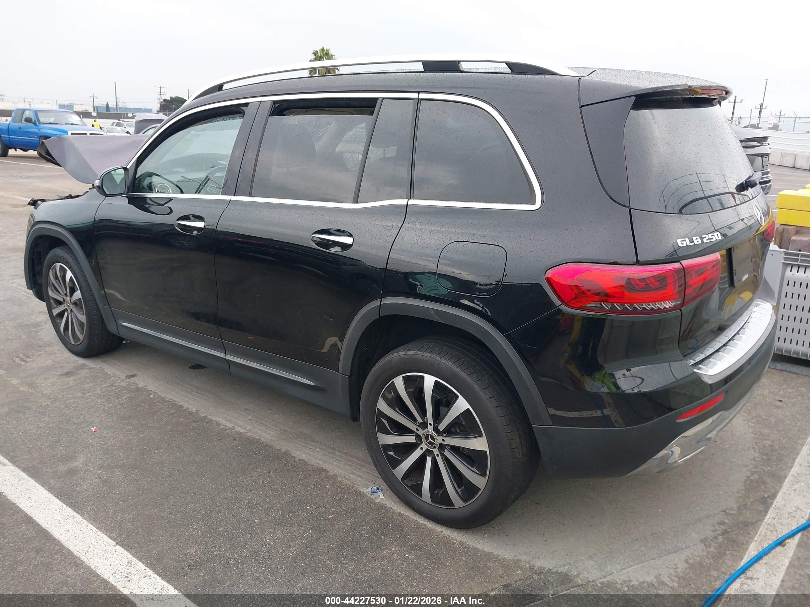 MERCEDES-BENZ GLB image 3