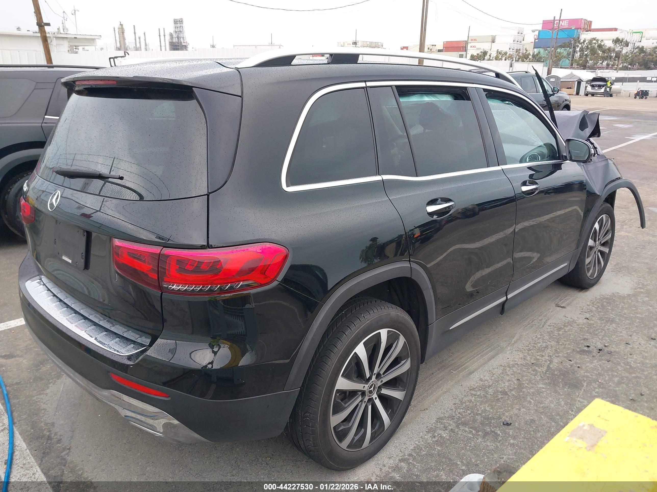 MERCEDES-BENZ GLB image 4