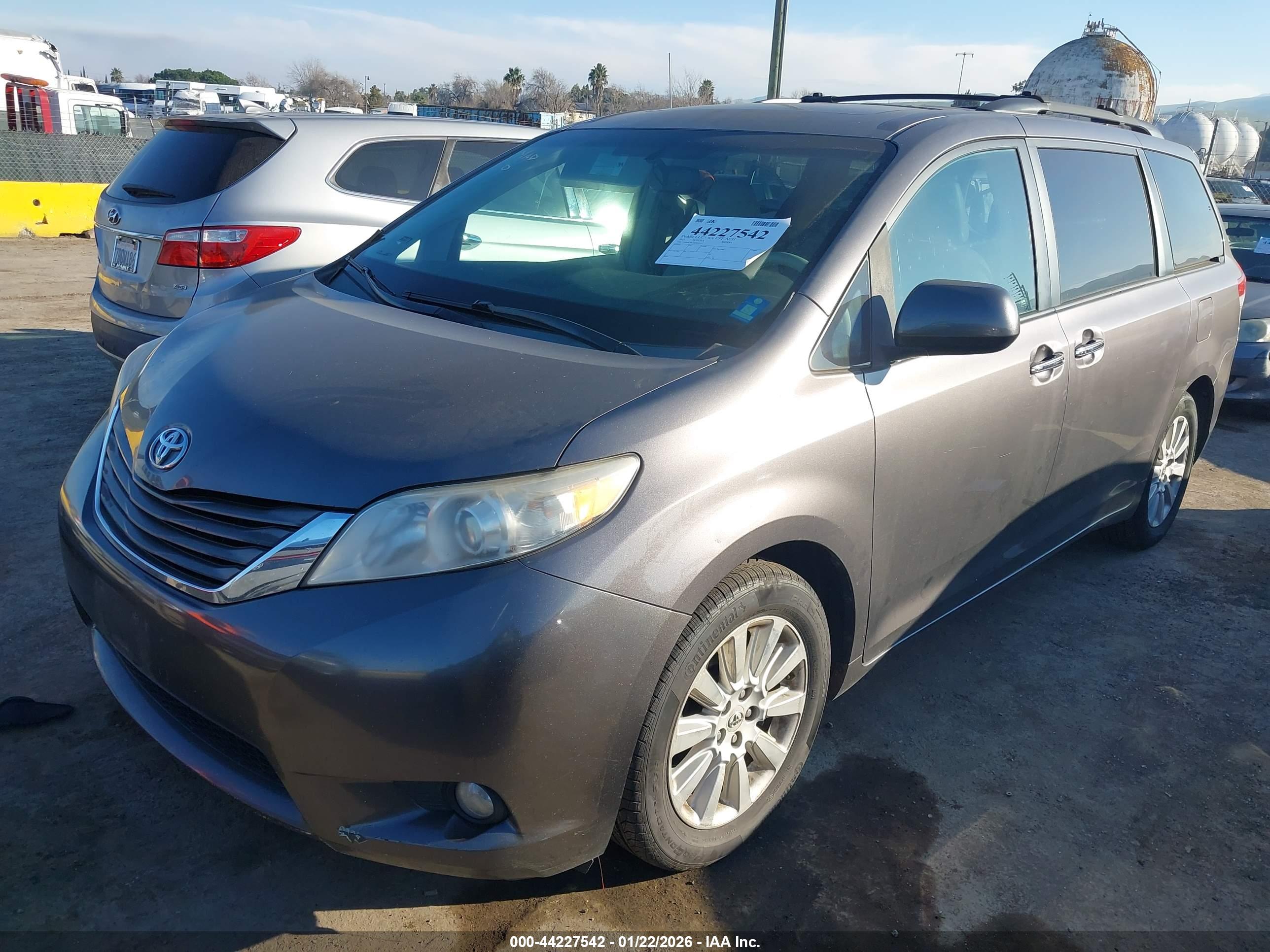 TOYOTA SIENNA image 2
