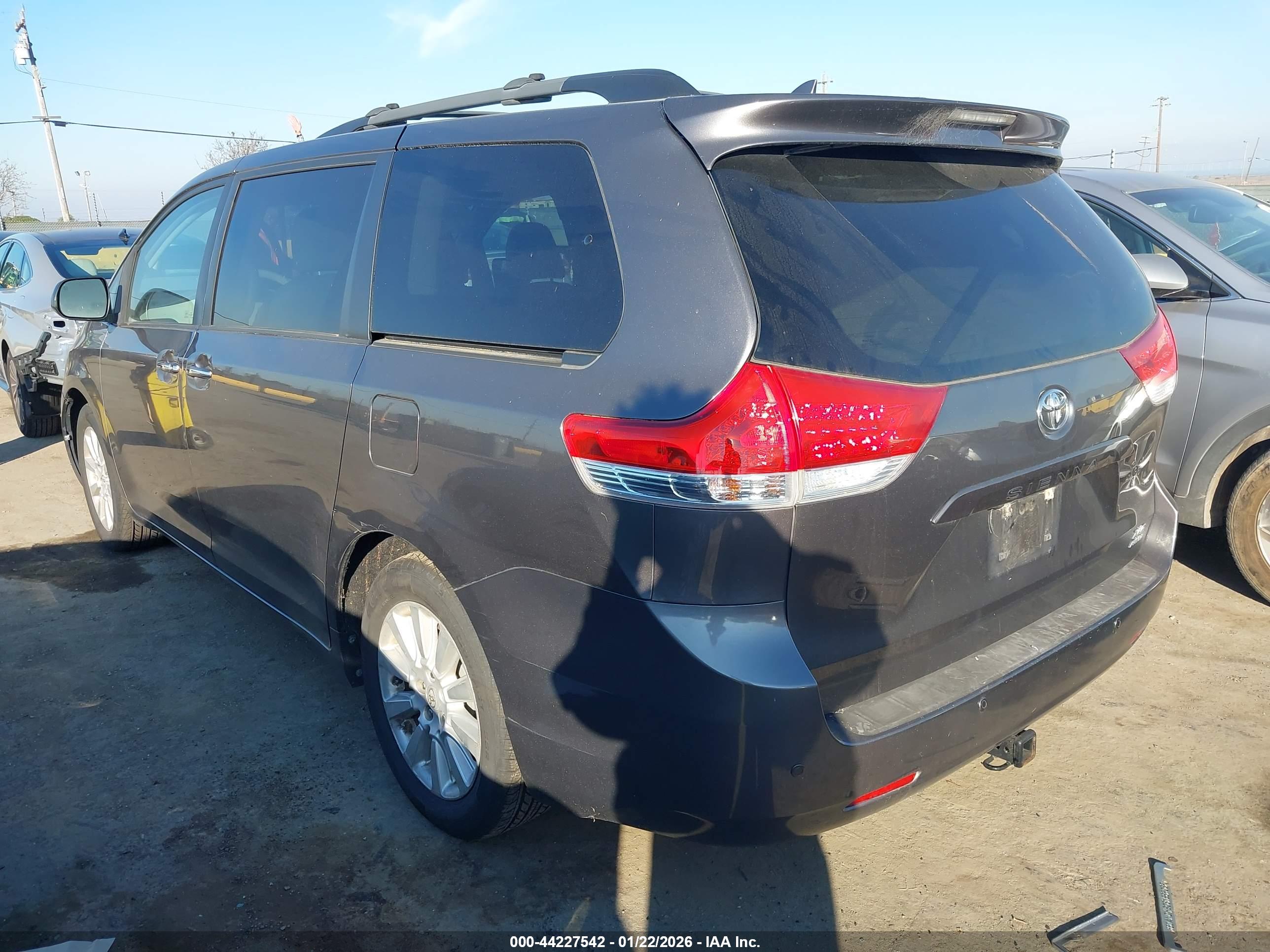 TOYOTA SIENNA image 3