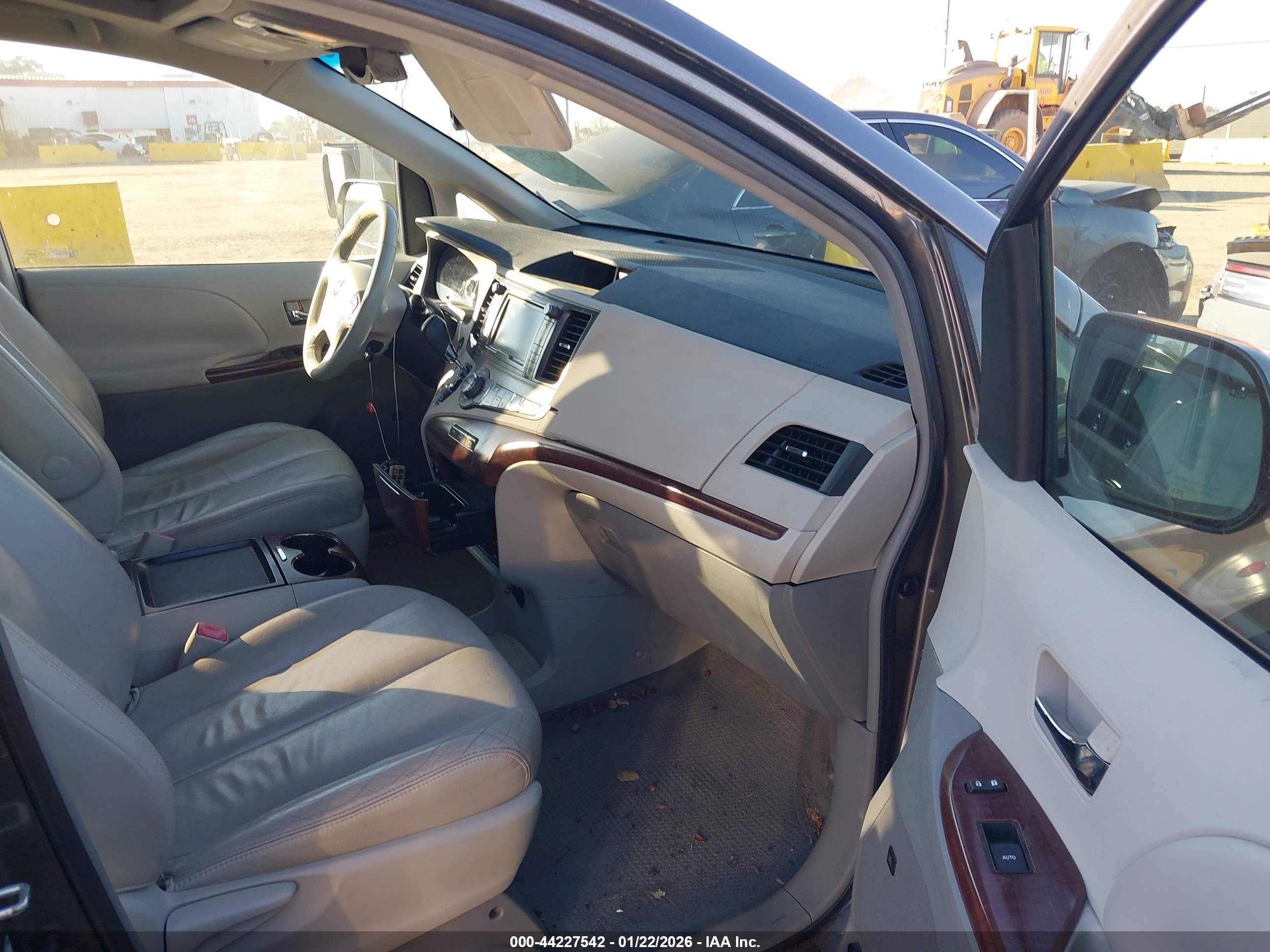 TOYOTA SIENNA image 5