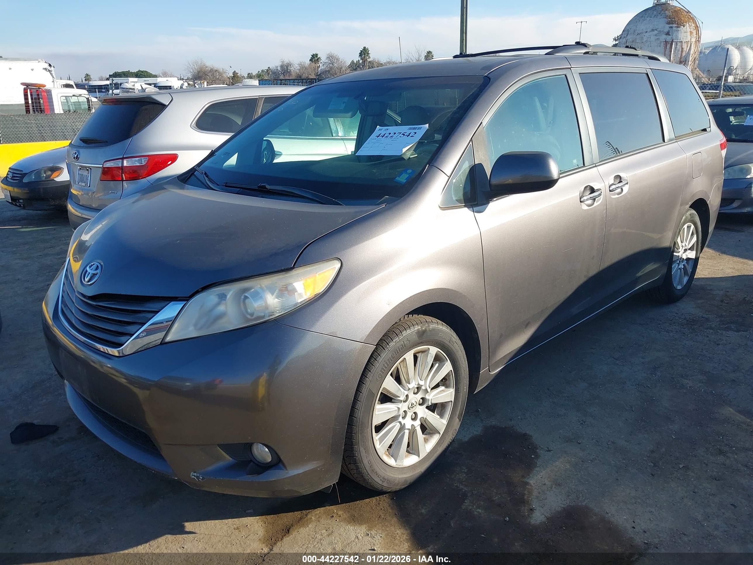 TOYOTA SIENNA image 6