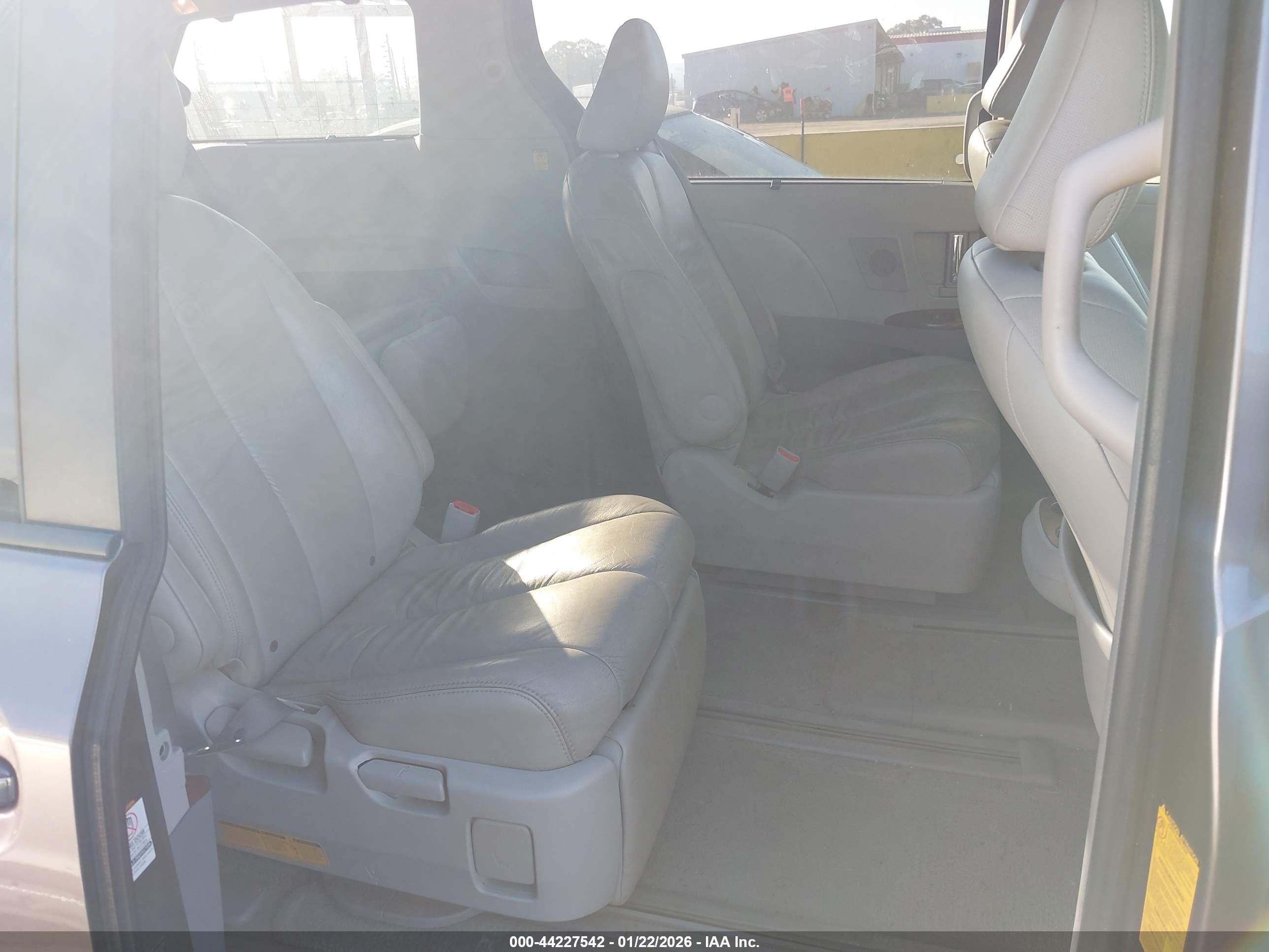 TOYOTA SIENNA image 8