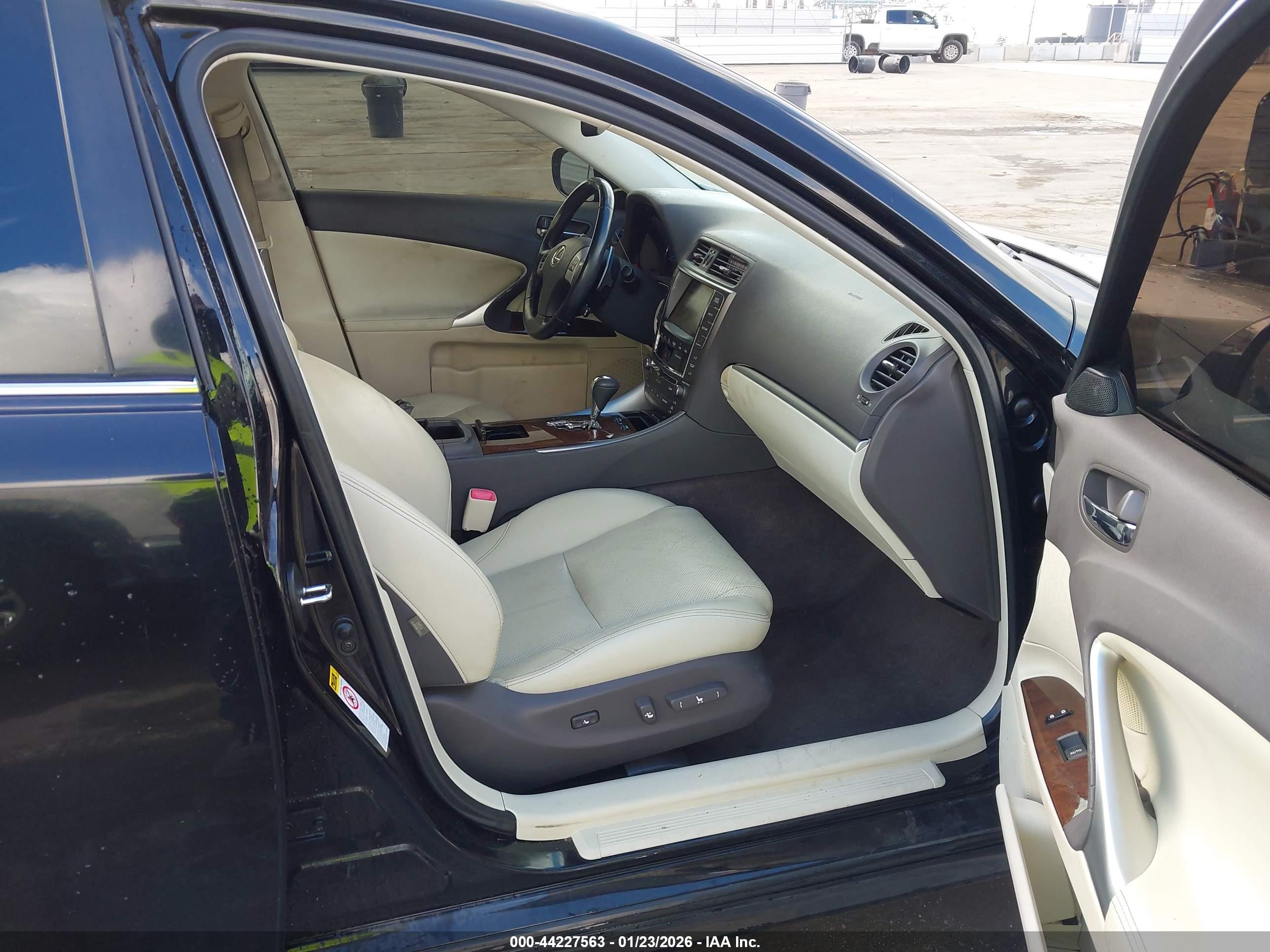LEXUS IS image 5