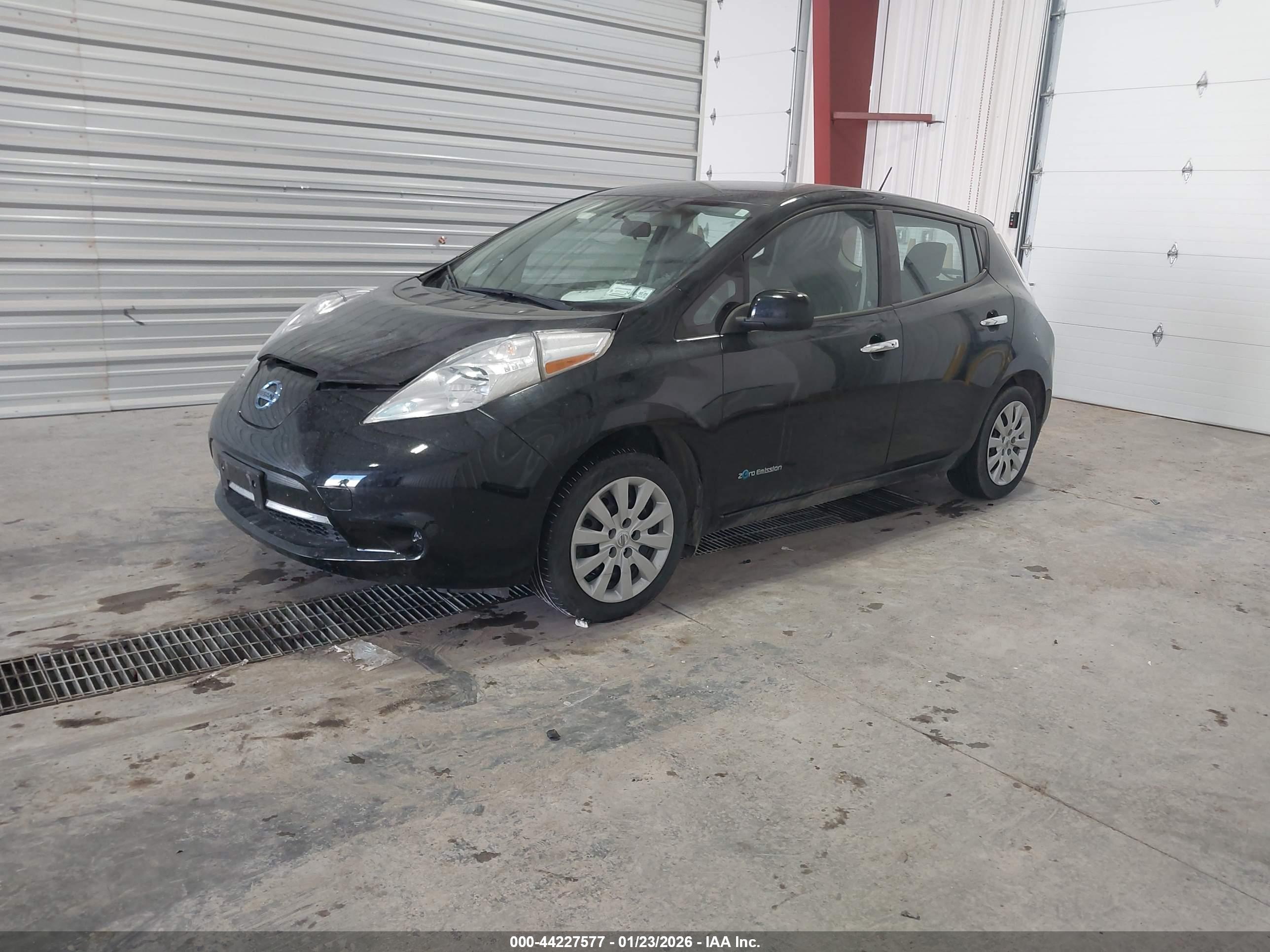 NISSAN LEAF image 2