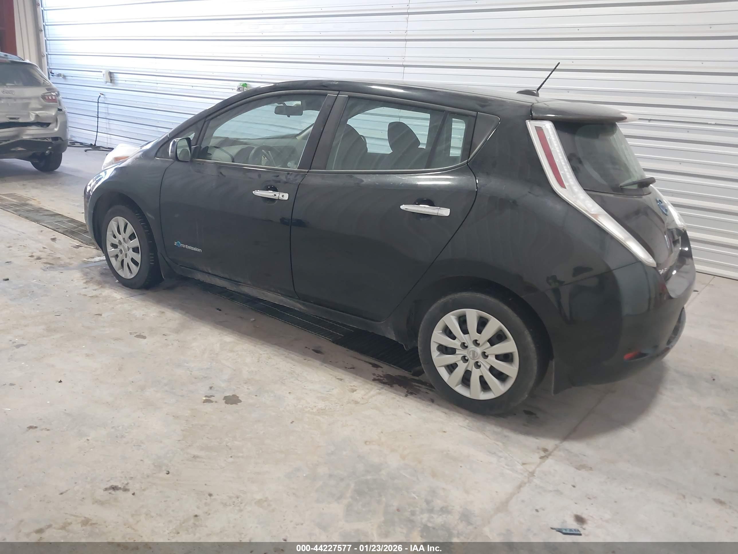 NISSAN LEAF image 3