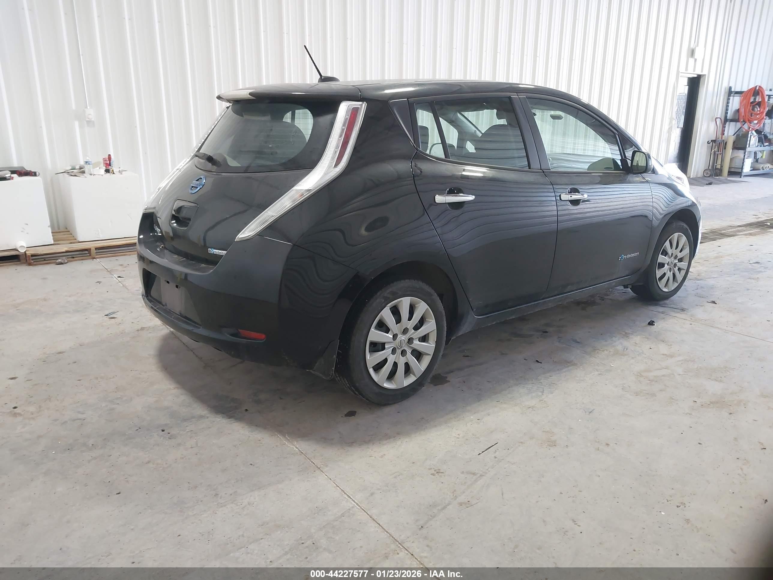 NISSAN LEAF image 4