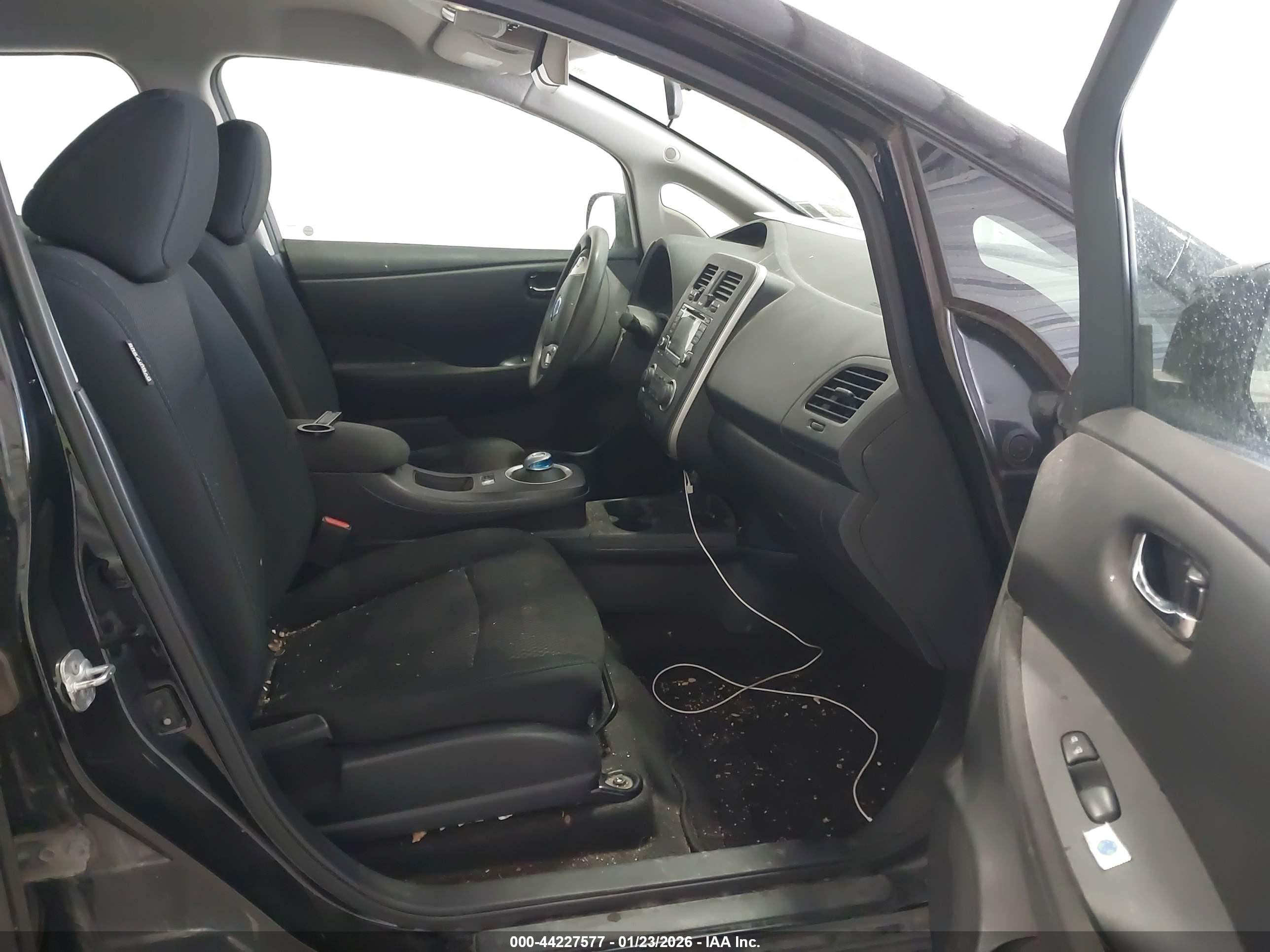 NISSAN LEAF image 5