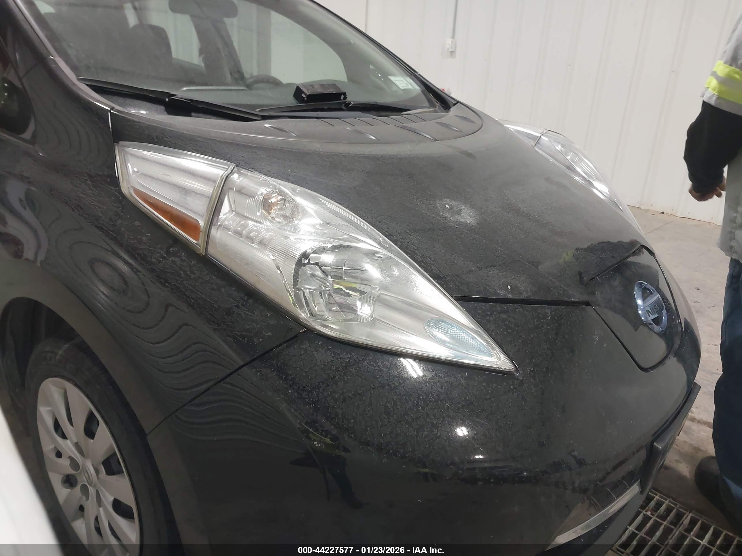 NISSAN LEAF image 6