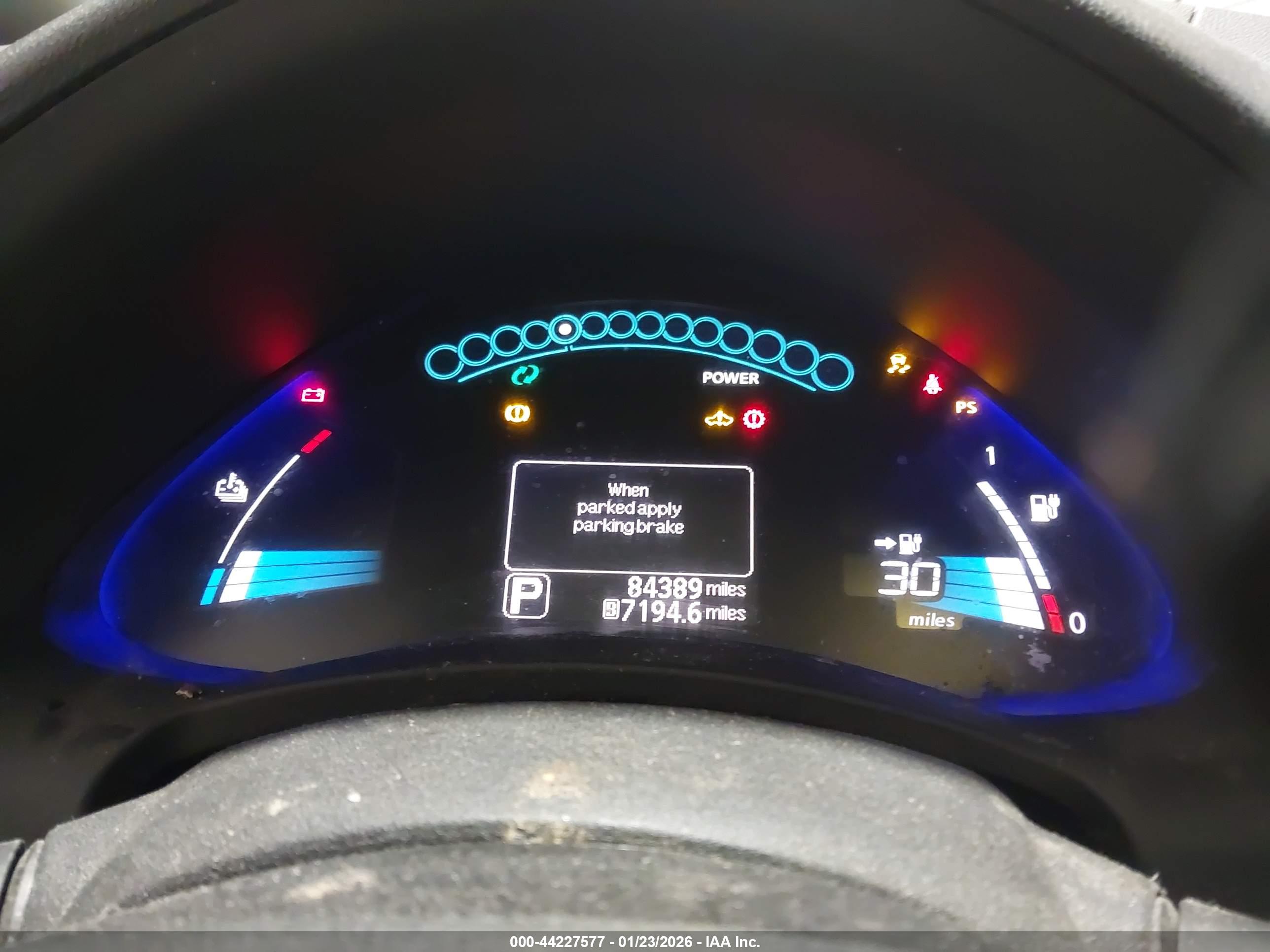 NISSAN LEAF image 7