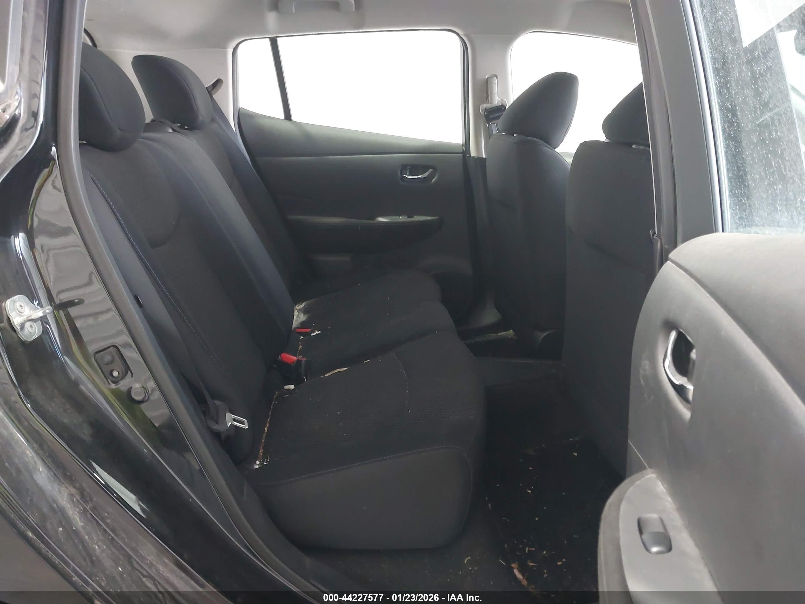 NISSAN LEAF image 8