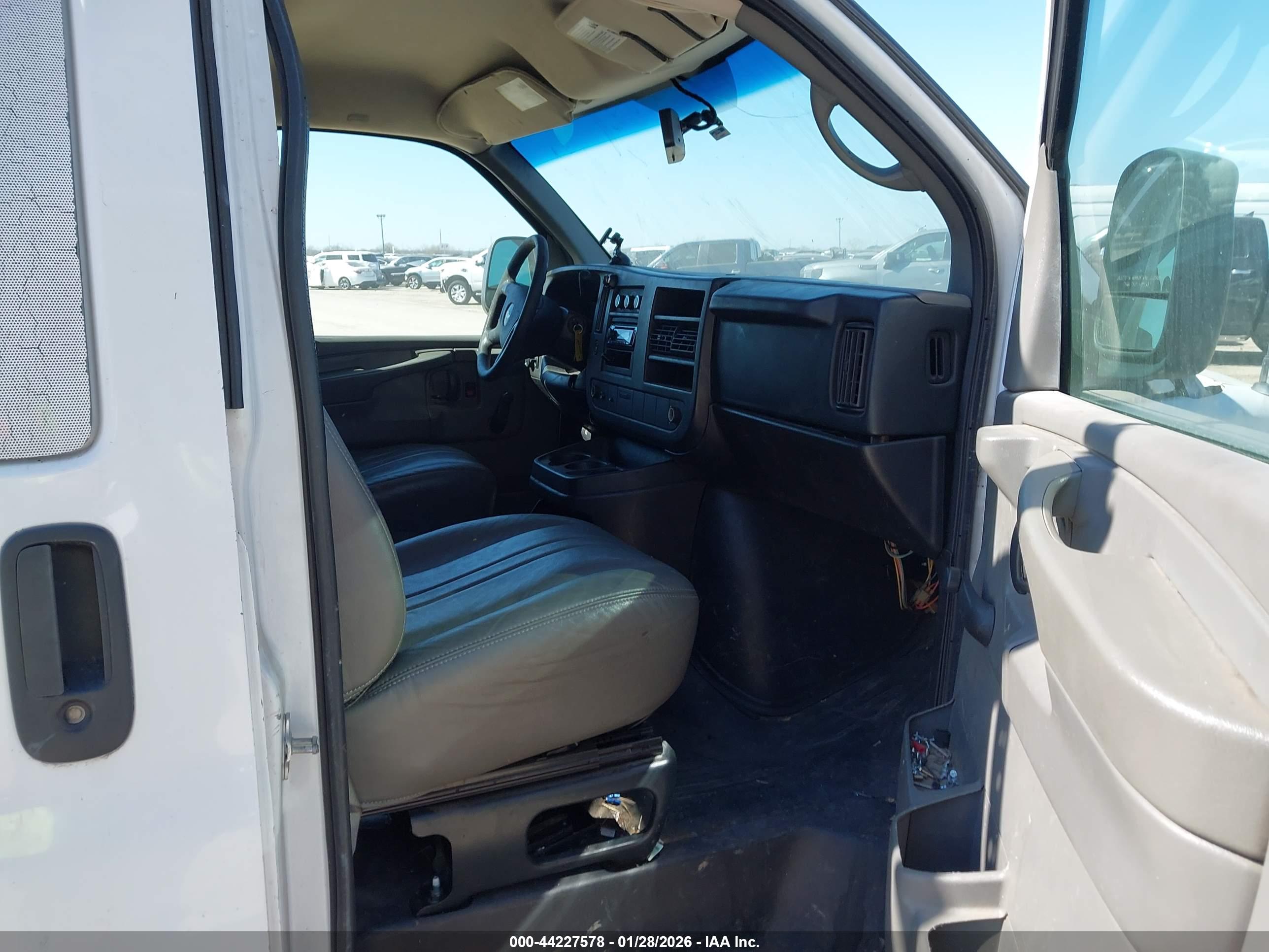 CHEVROLET EXPRESS image 5