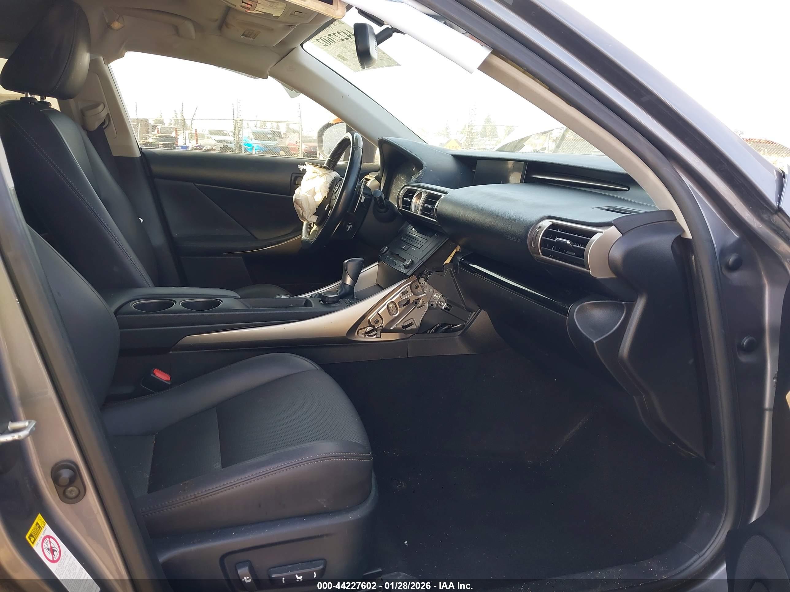 LEXUS IS image 5