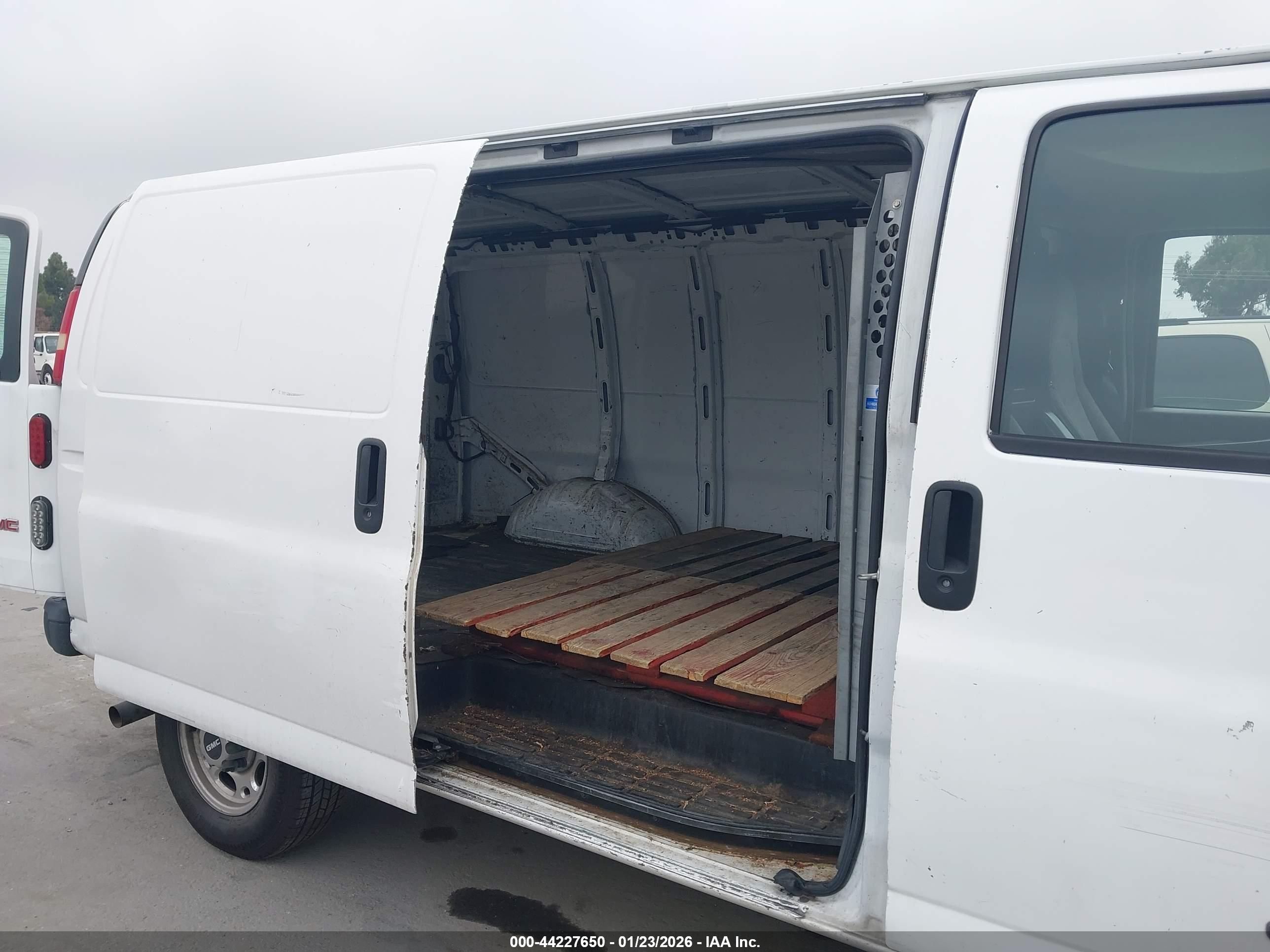 GMC SAVANA image 8
