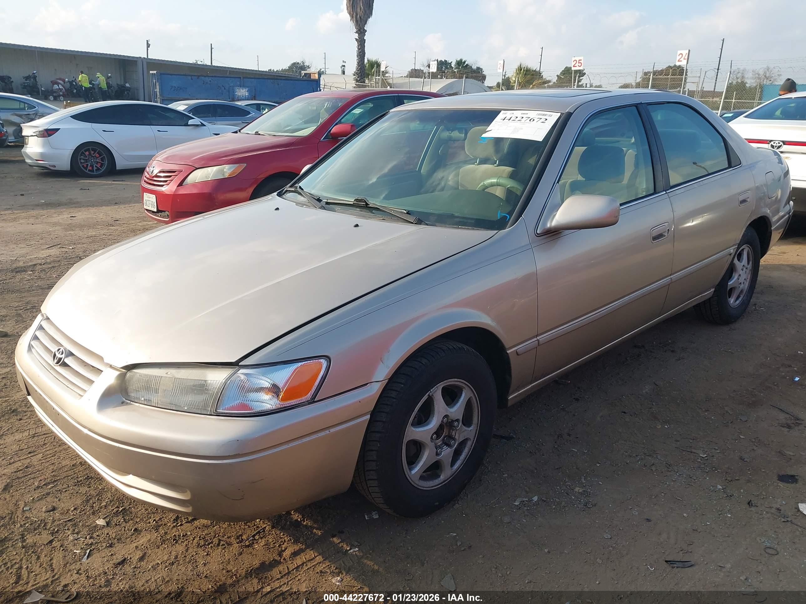 TOYOTA CAMRY image 2