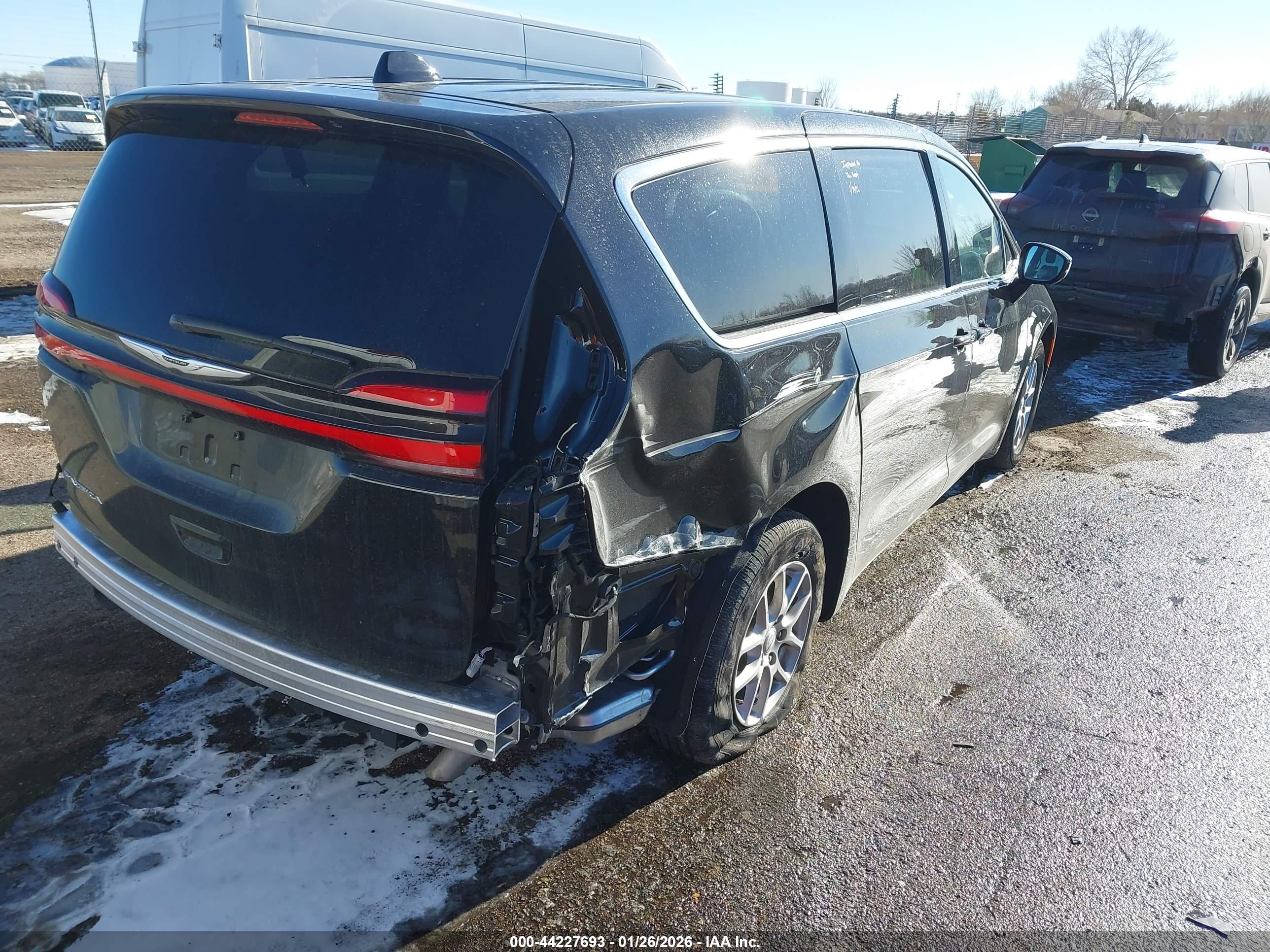 CHRYSLER PACIFICA image 6