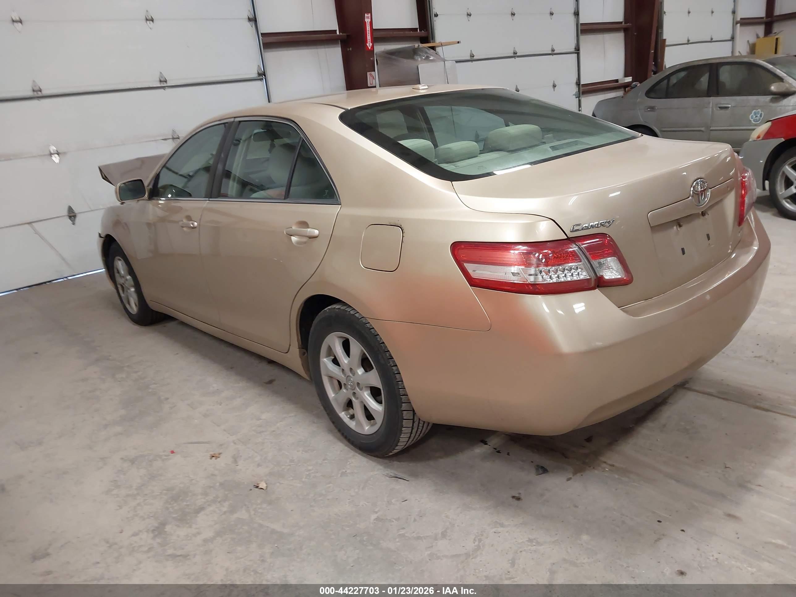 TOYOTA CAMRY image 3