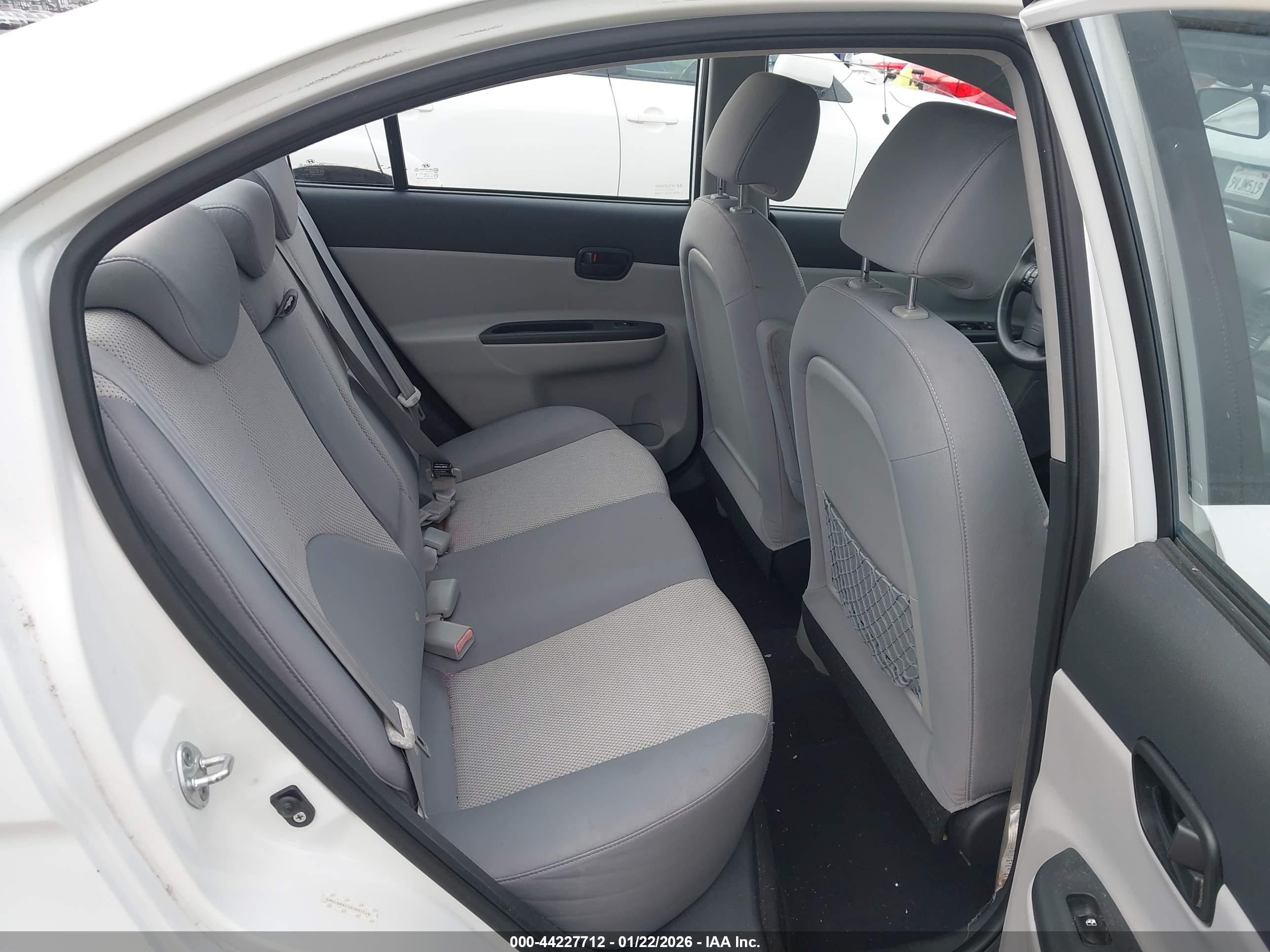 HYUNDAI ACCENT image 8