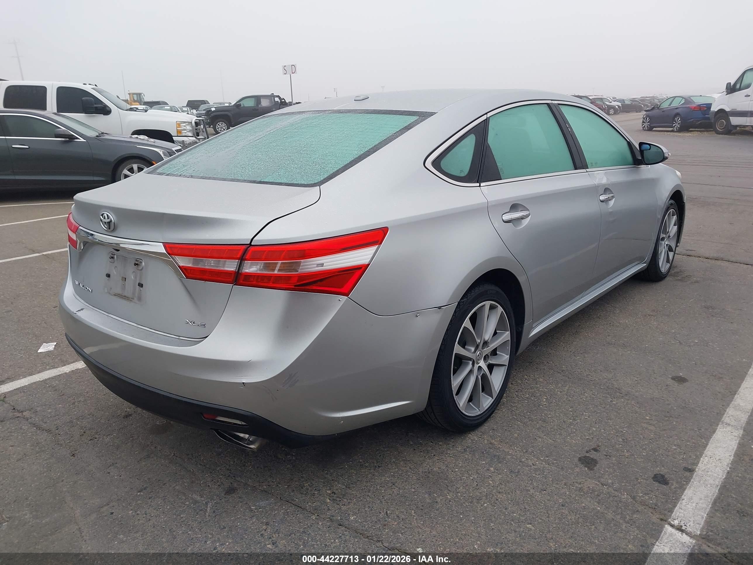 TOYOTA AVALON image 4
