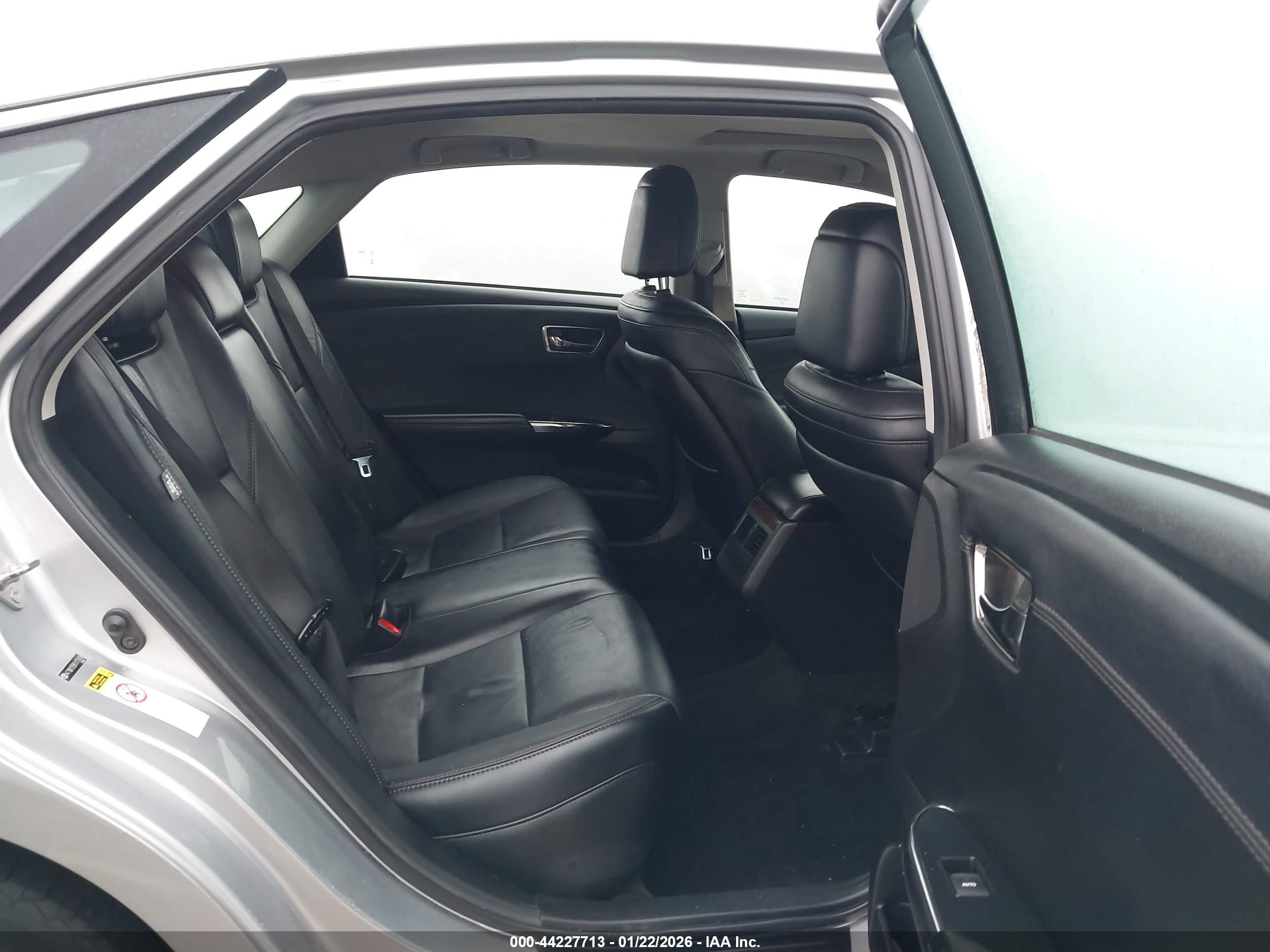 TOYOTA AVALON image 8