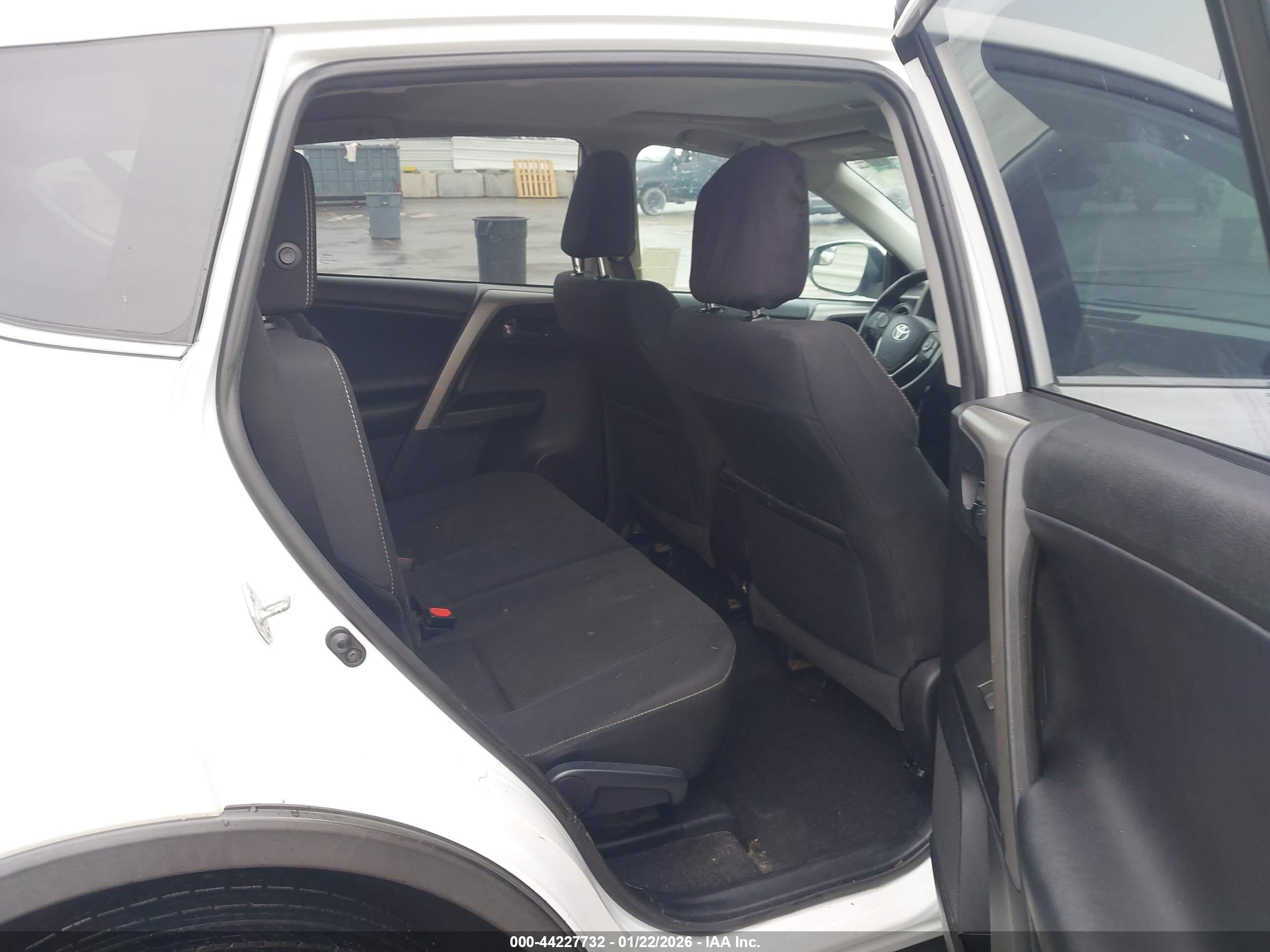 TOYOTA RAV4 image 8