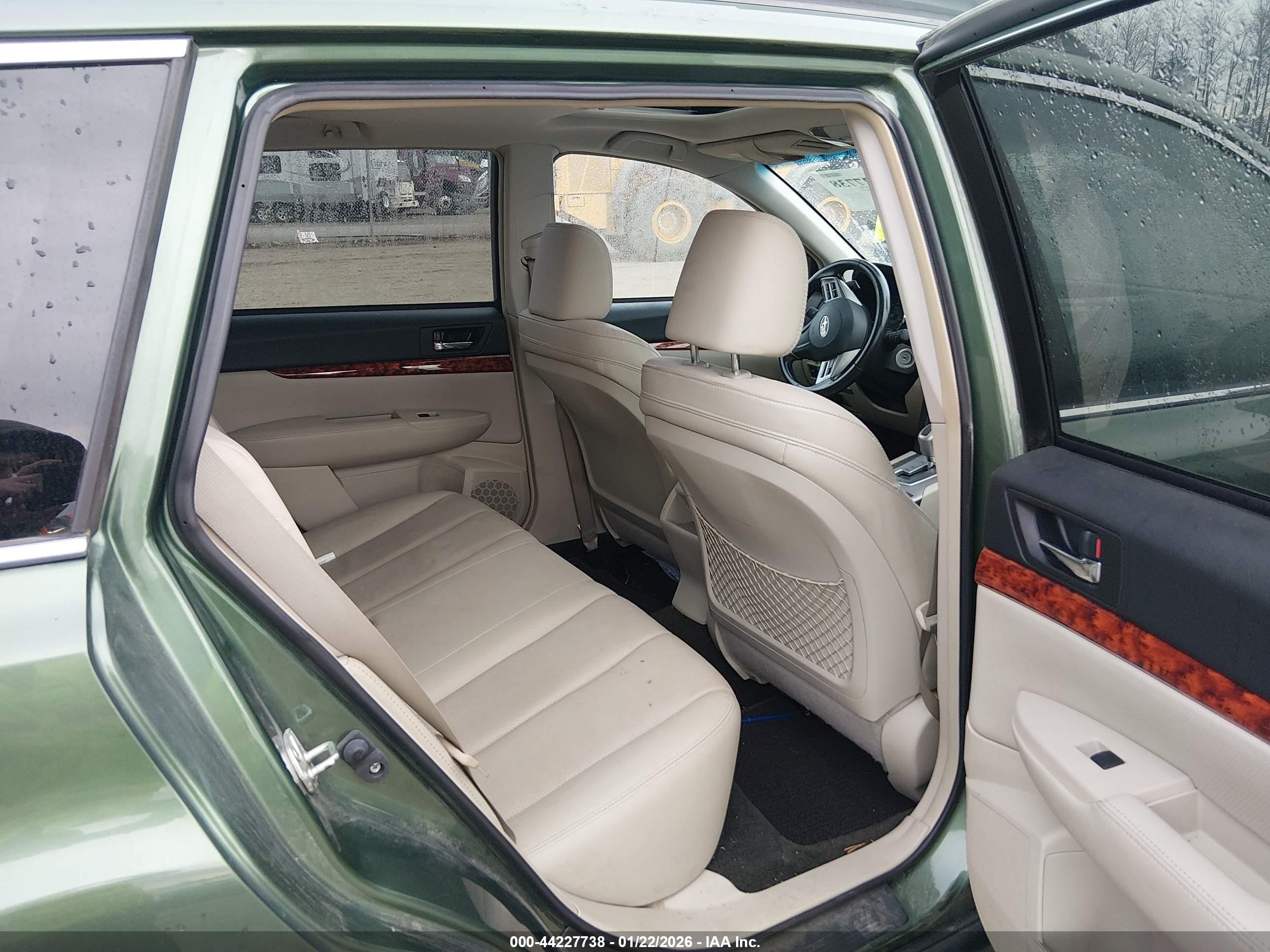 SUBARU OUTBACK image 8