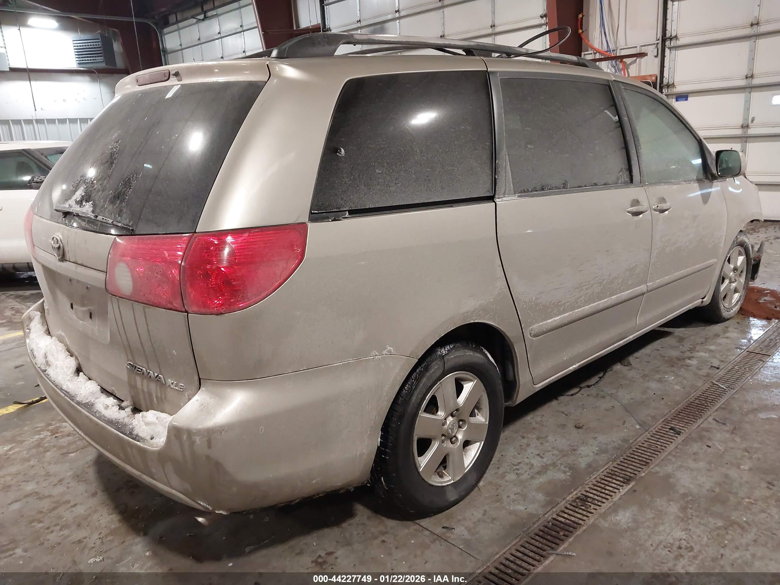 TOYOTA SIENNA image 4
