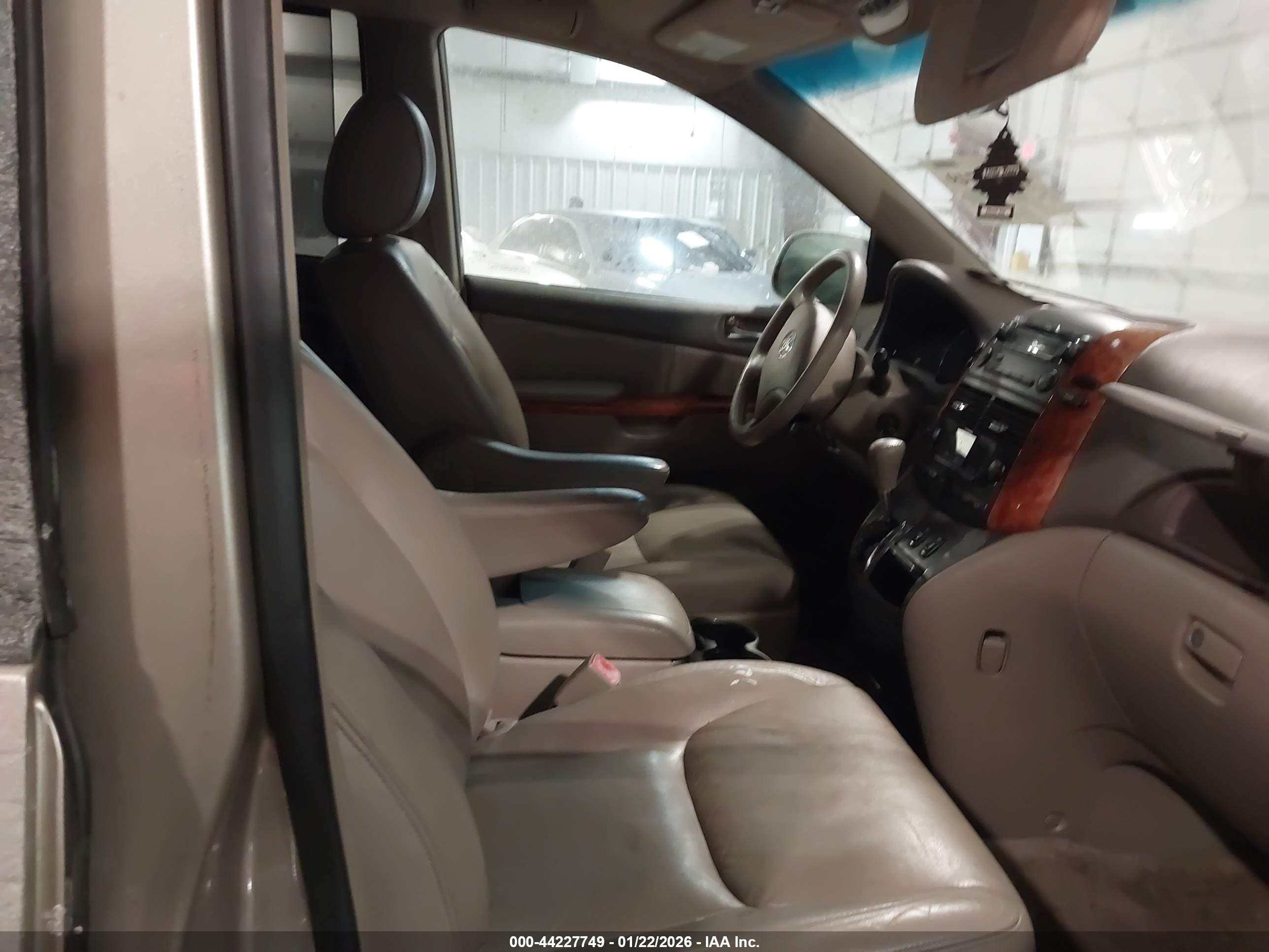 TOYOTA SIENNA image 5