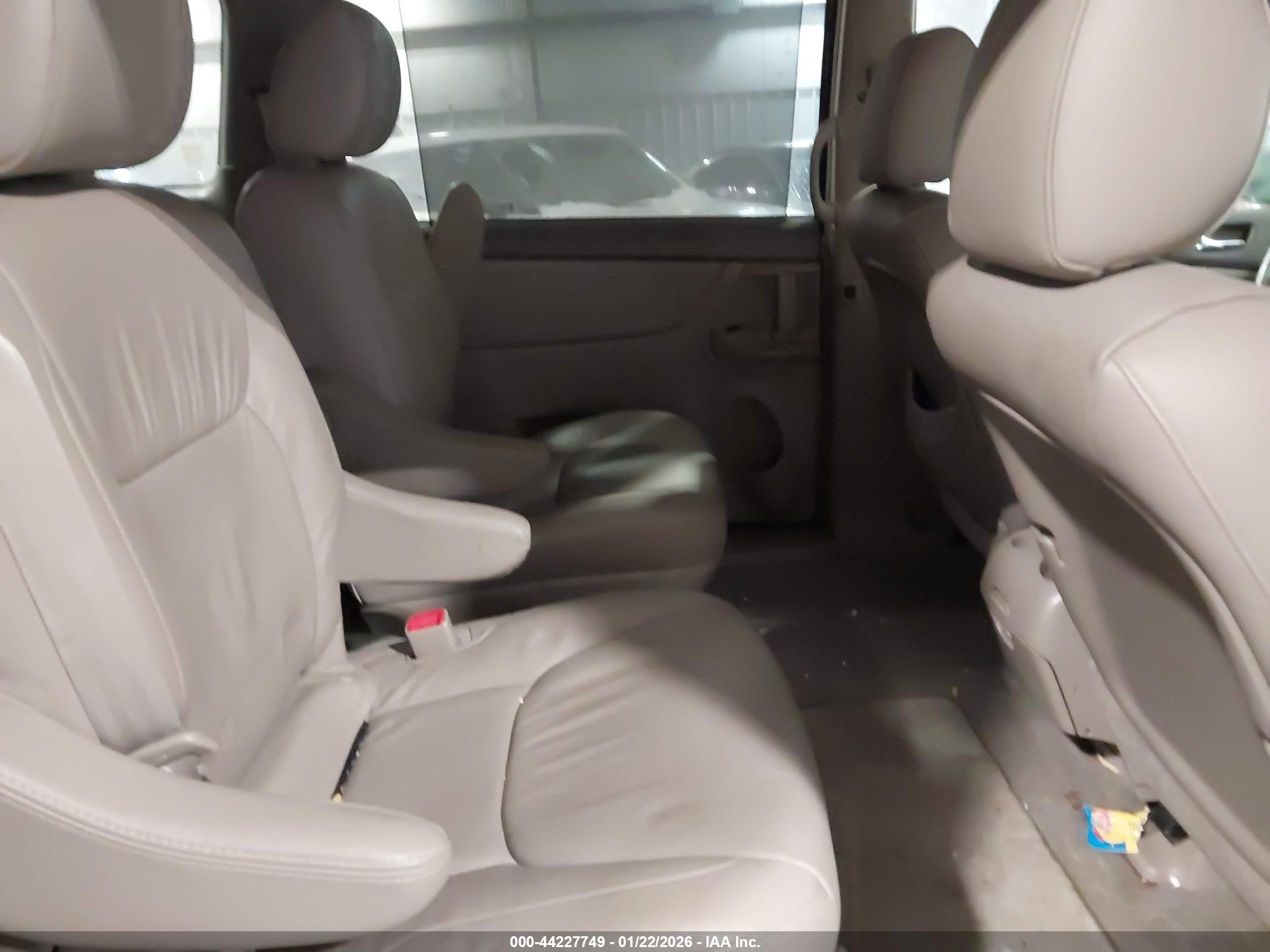TOYOTA SIENNA image 8