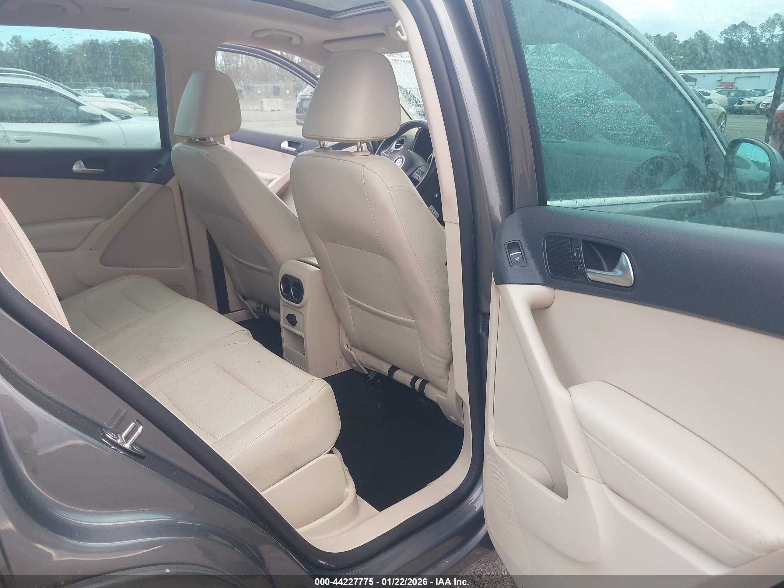 VOLKSWAGEN TIGUAN image 8
