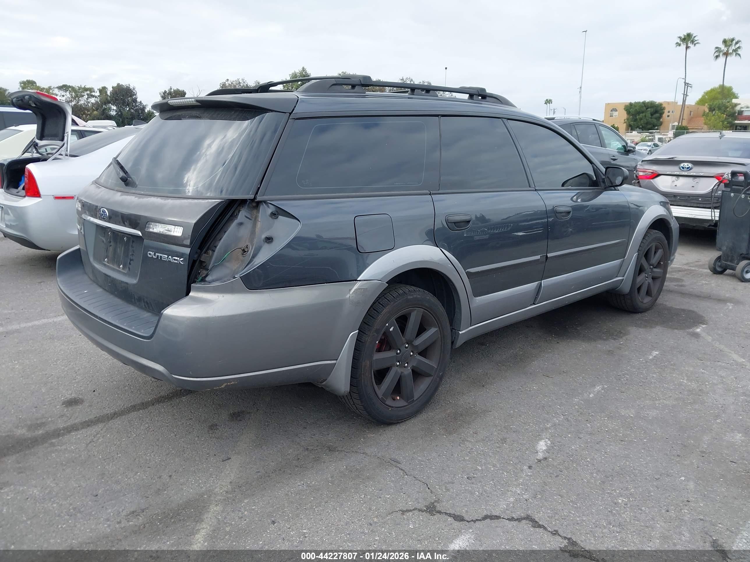 SUBARU OUTBACK image 4