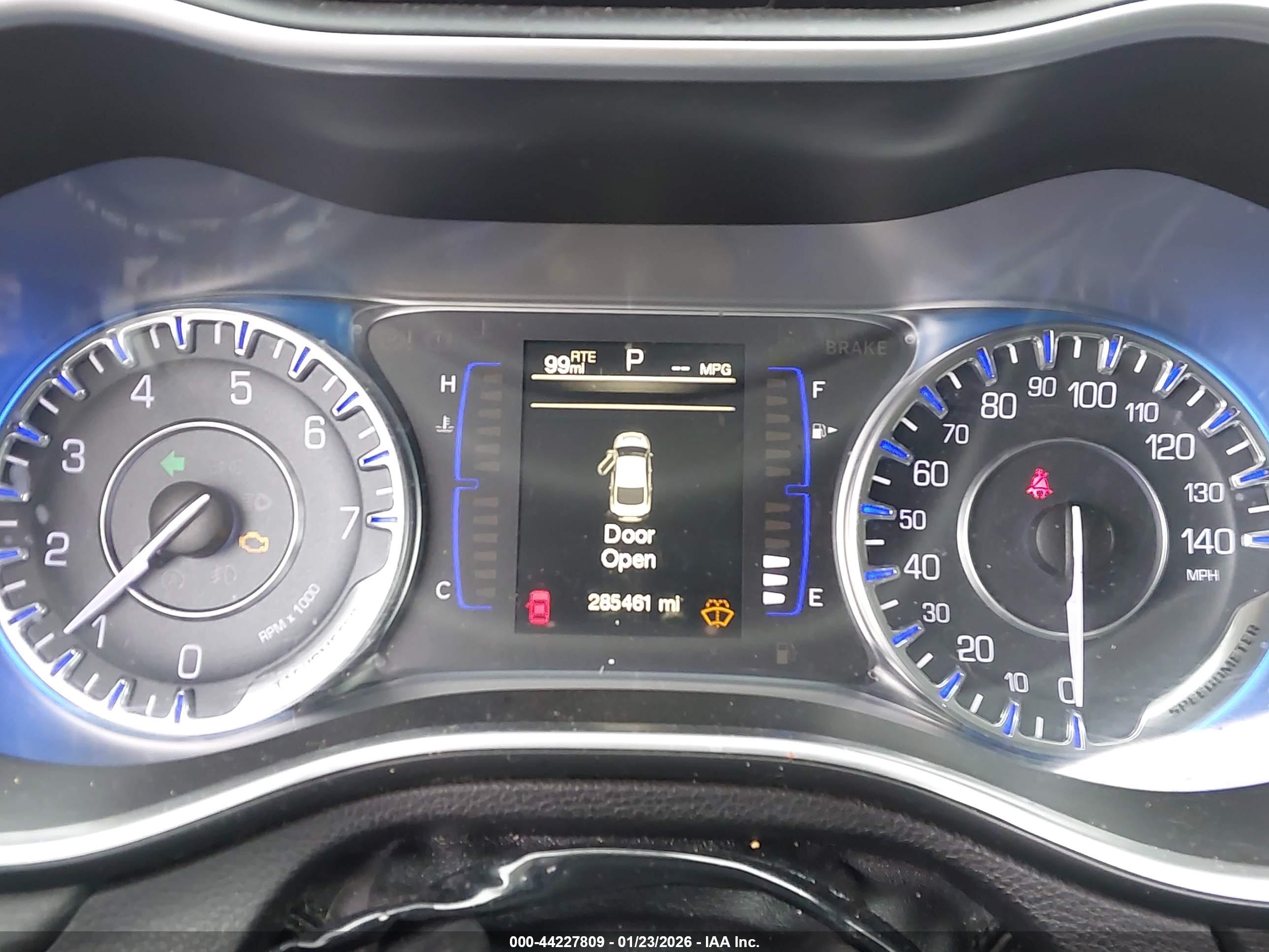 CHRYSLER 200 image 7