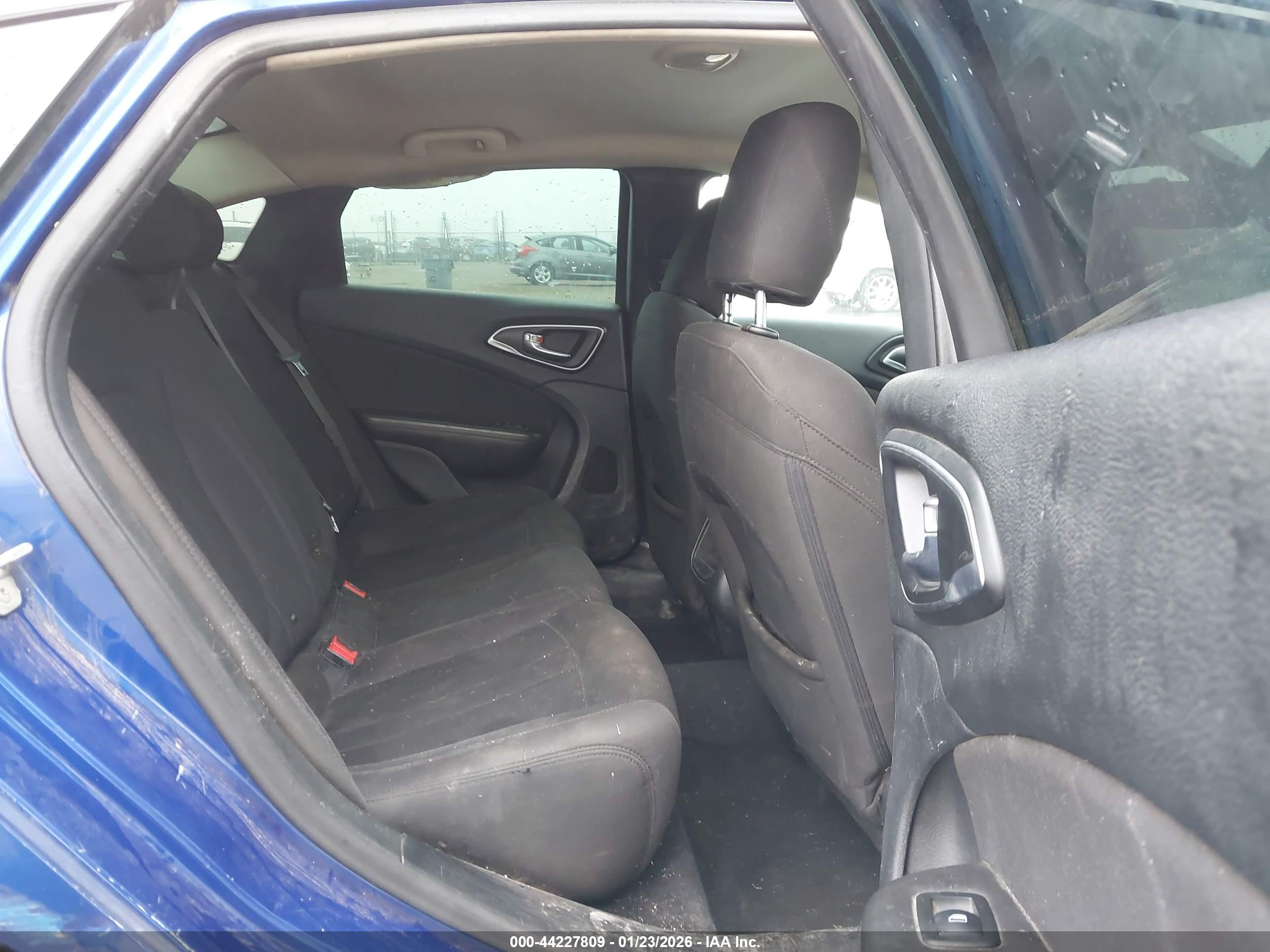 CHRYSLER 200 image 8