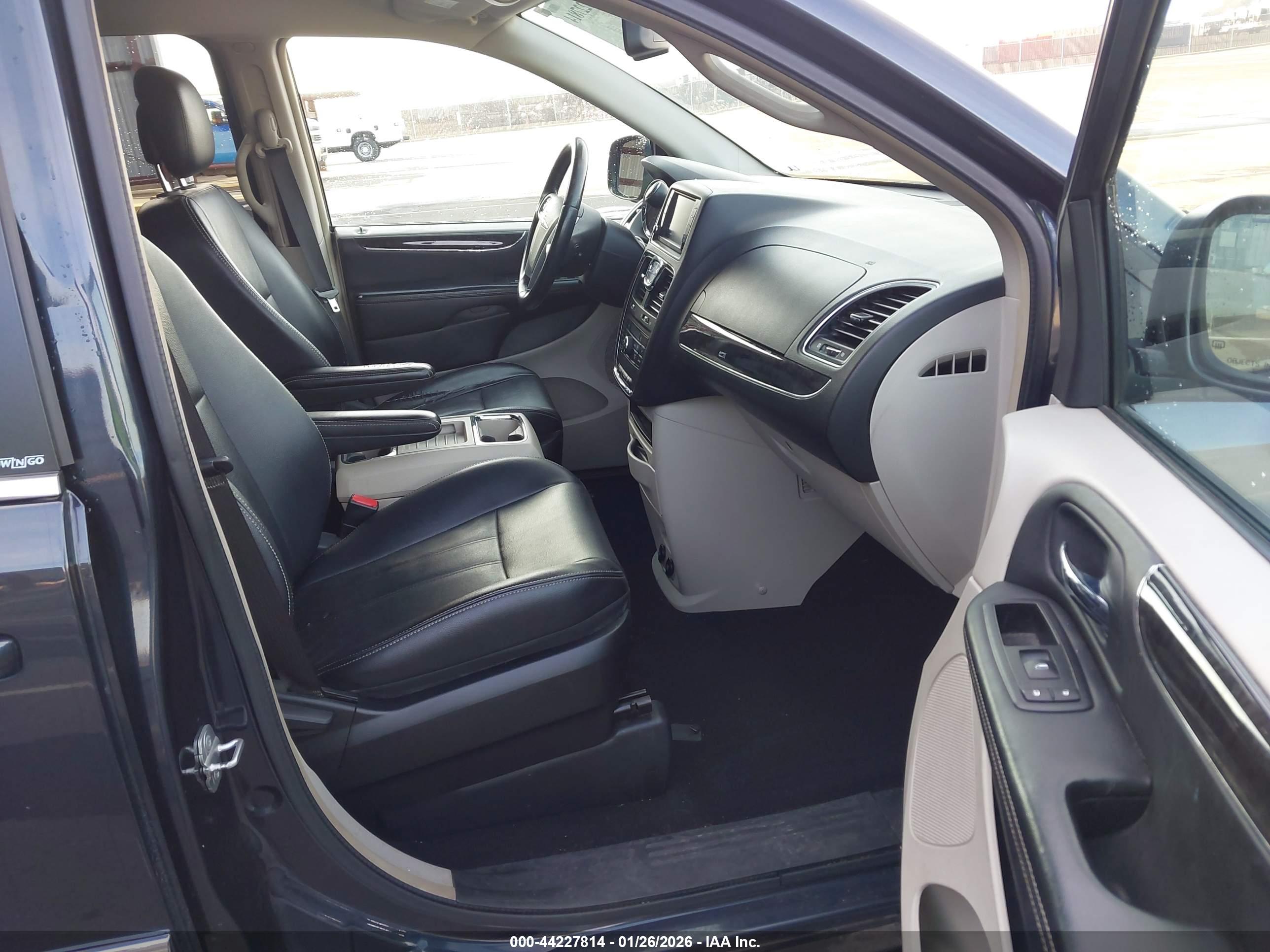 CHRYSLER TOWN image 5