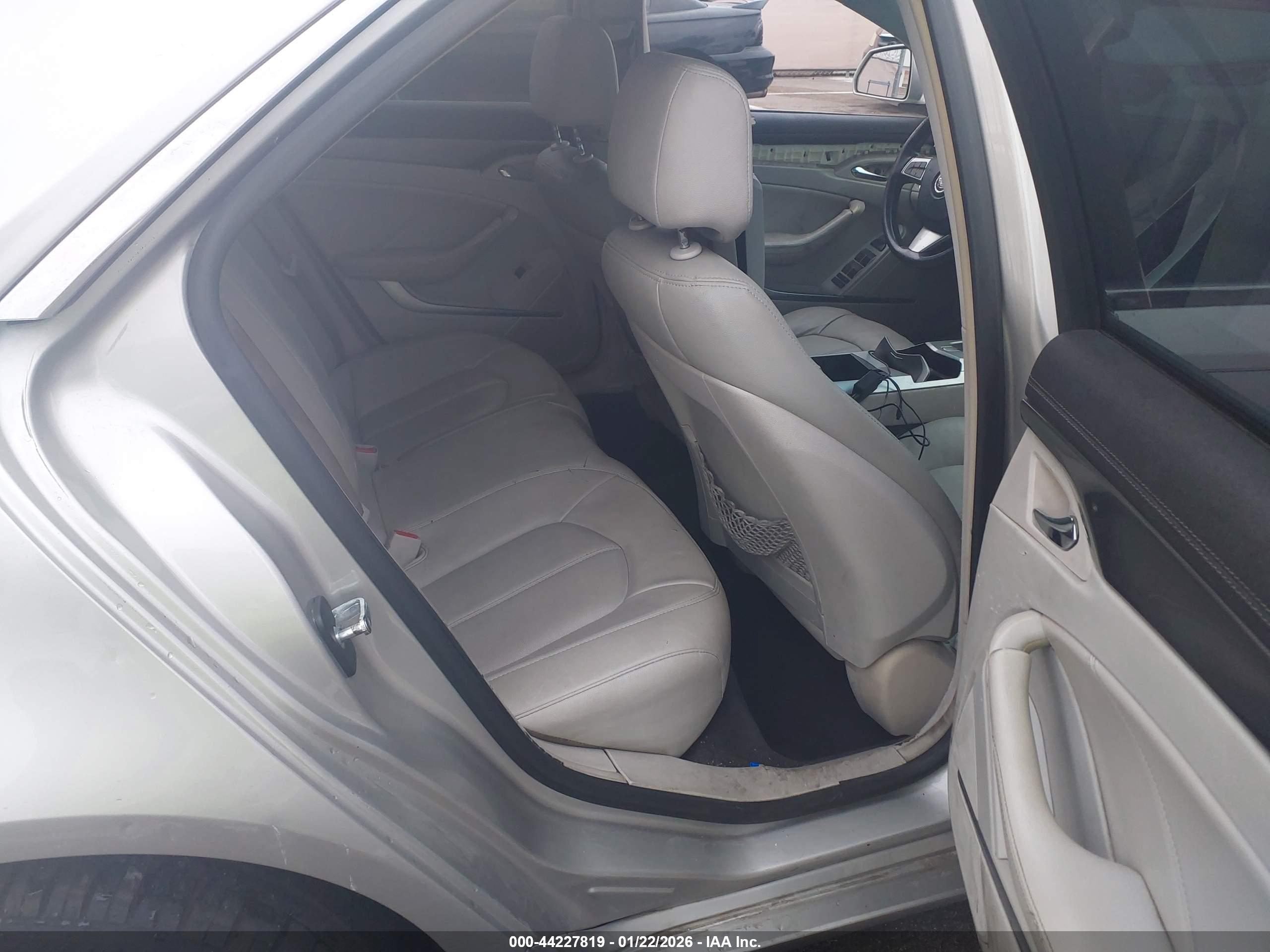 CADILLAC CTS image 8
