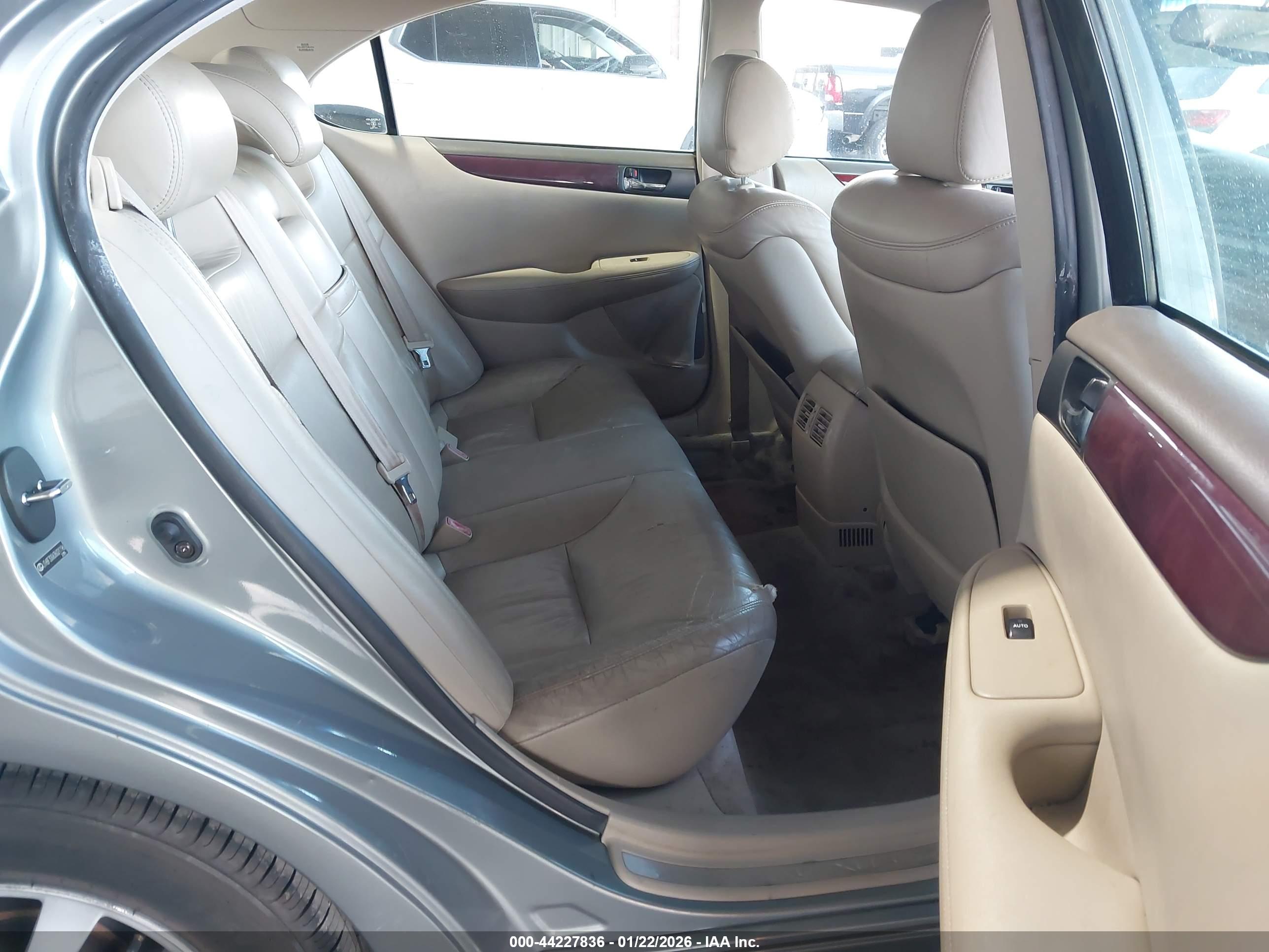 LEXUS ES image 8