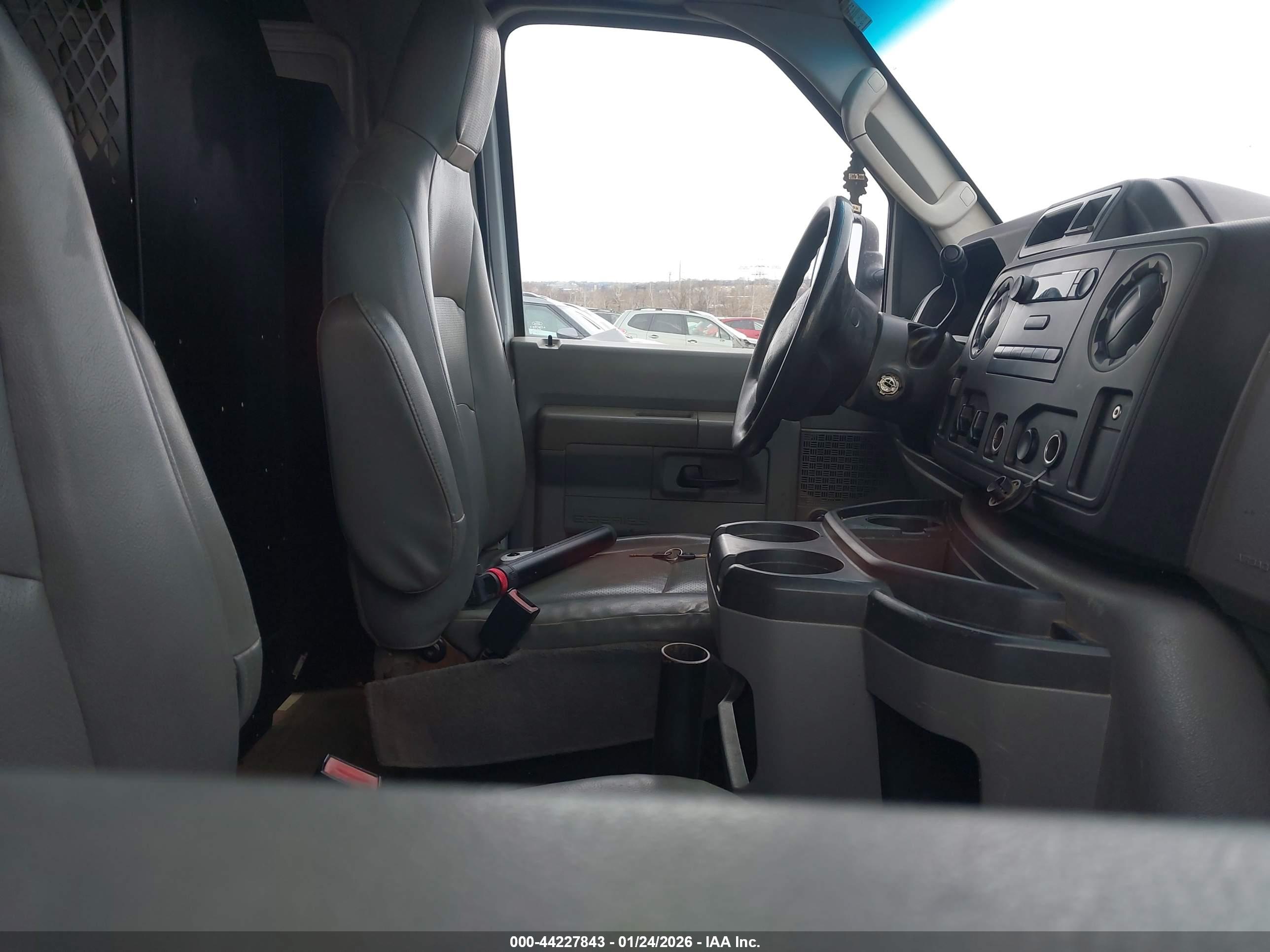FORD E-150 image 5