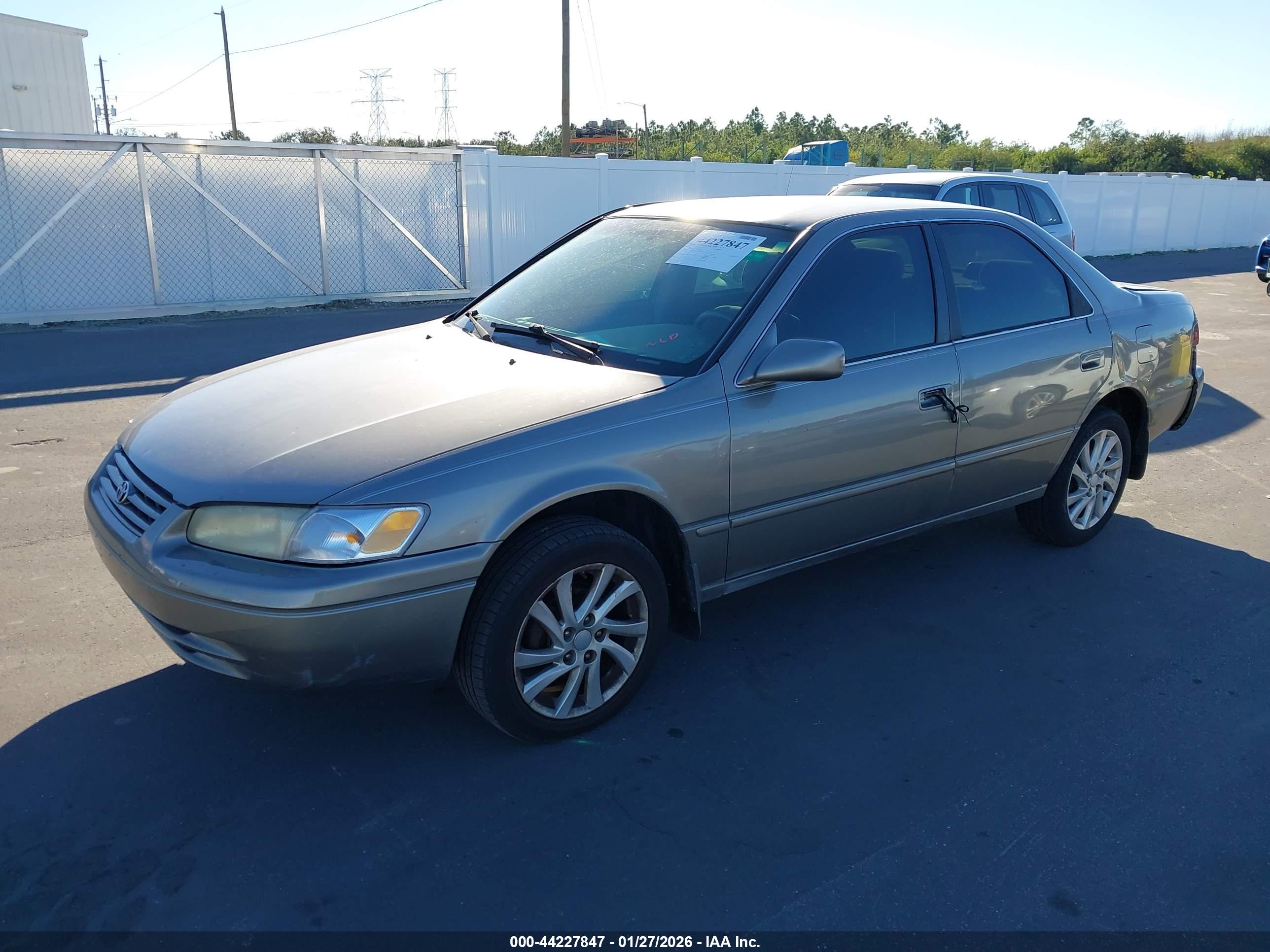 TOYOTA CAMRY image 2