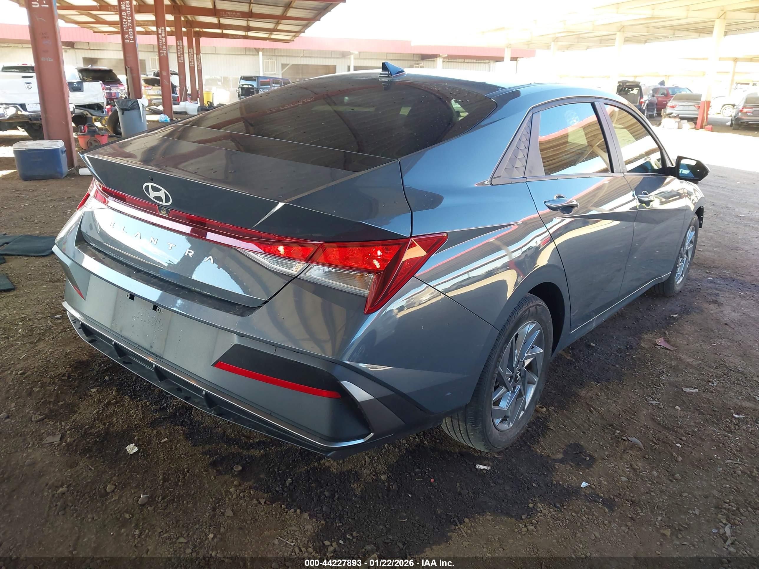 HYUNDAI ELANTRA image 4