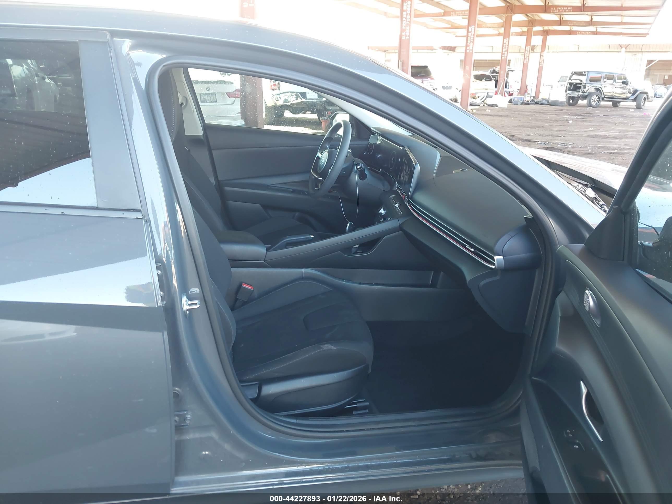 HYUNDAI ELANTRA image 5