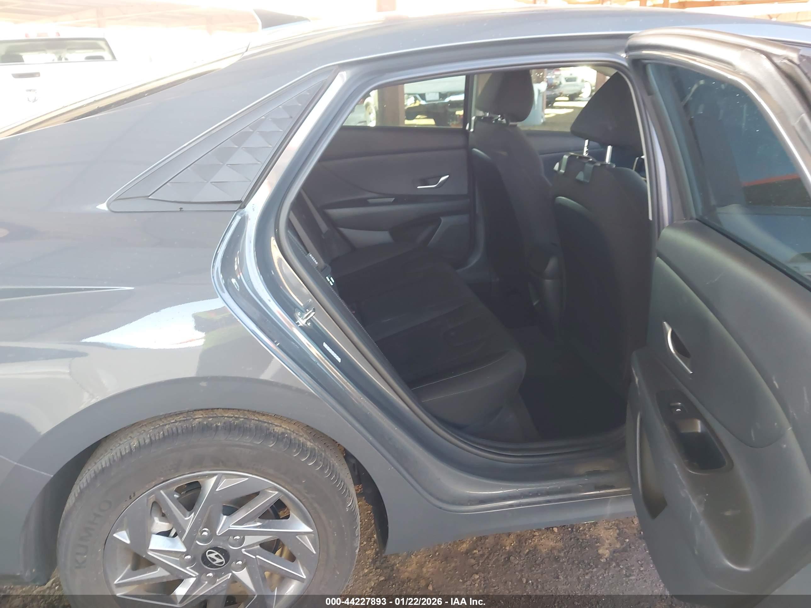 HYUNDAI ELANTRA image 8