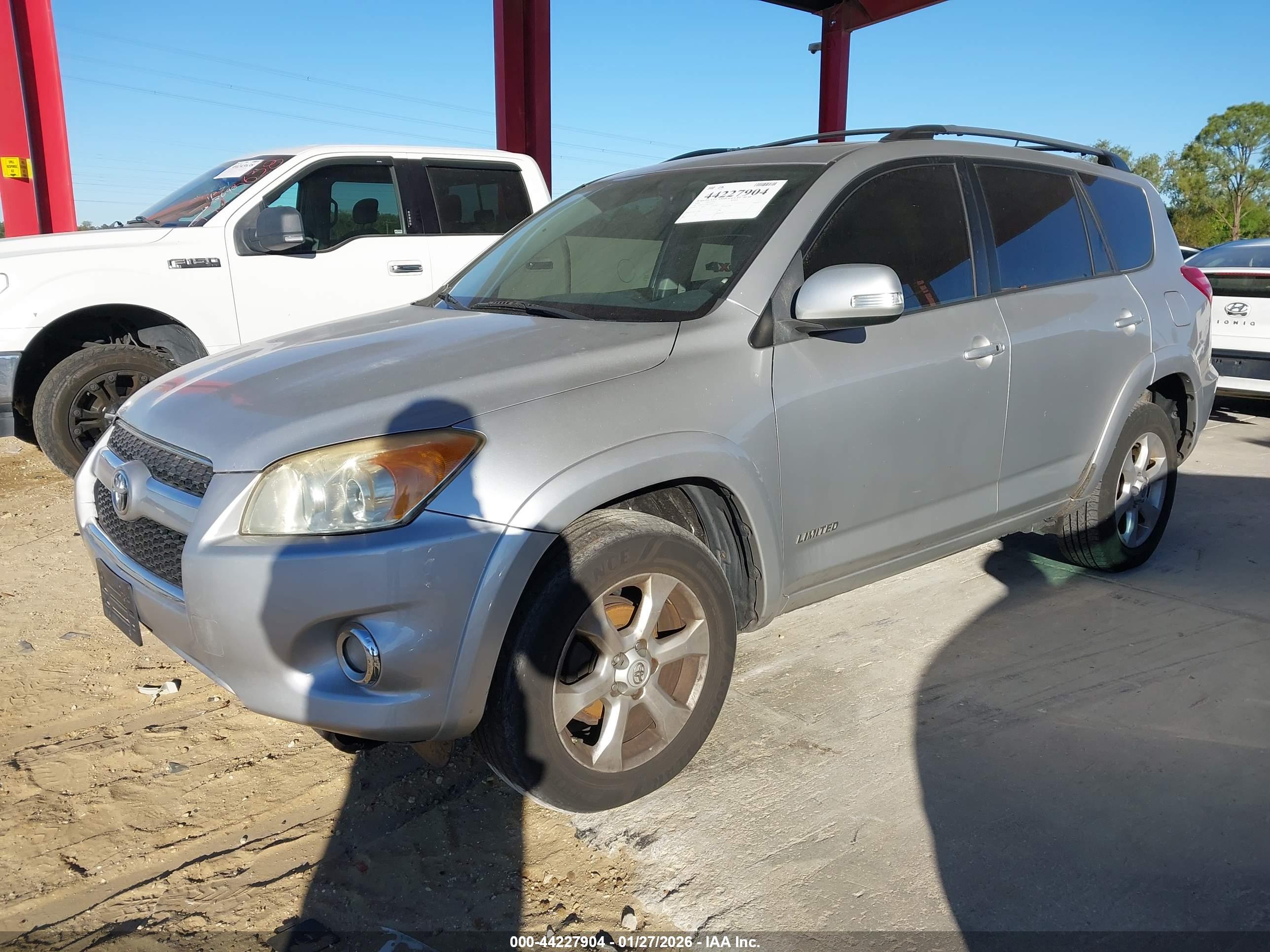TOYOTA RAV4 image 2
