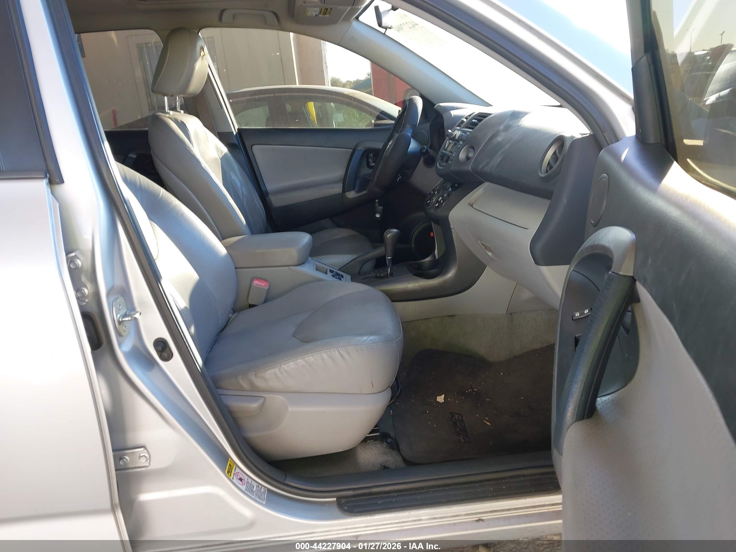TOYOTA RAV4 image 5