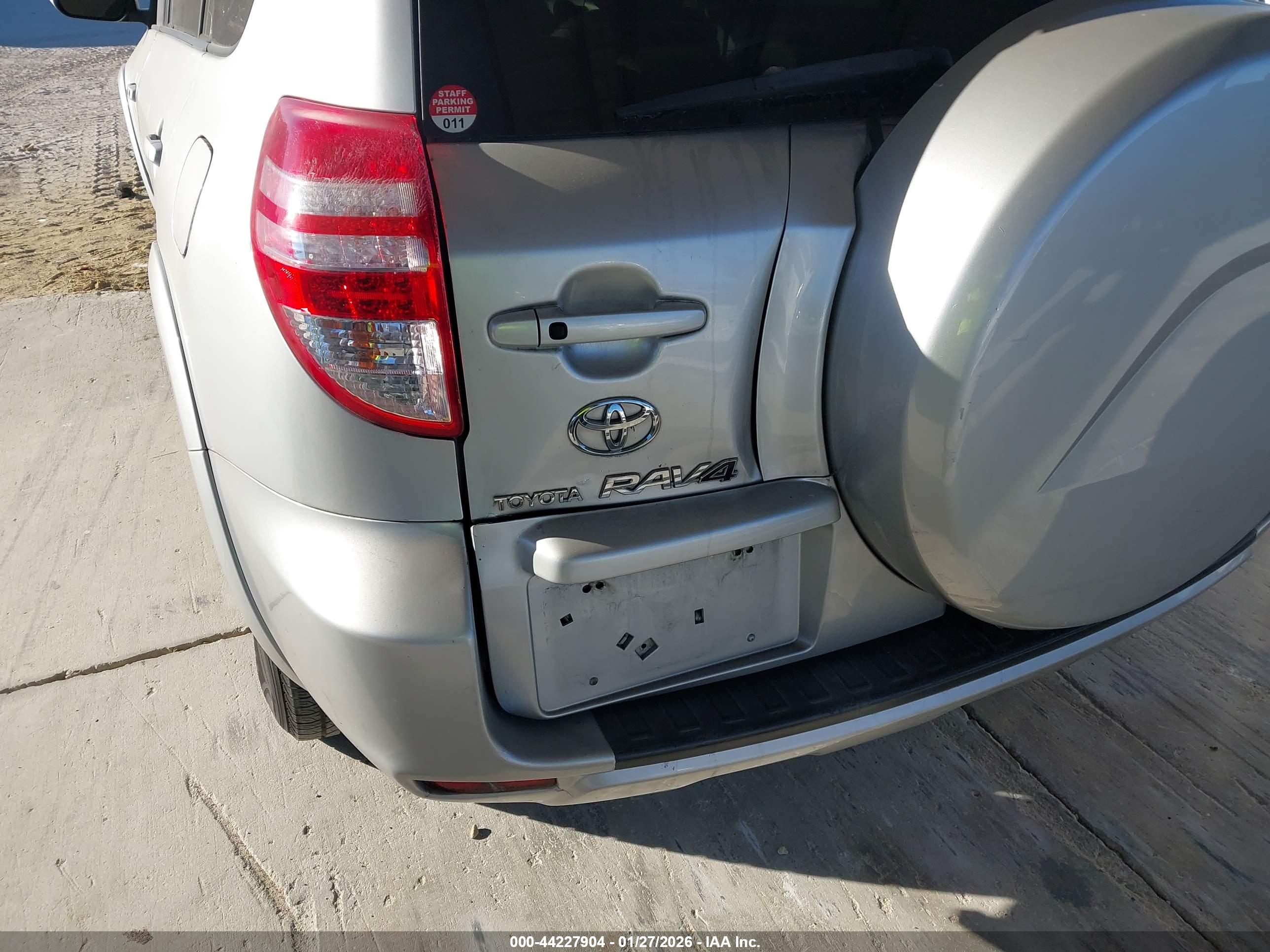TOYOTA RAV4 image 6